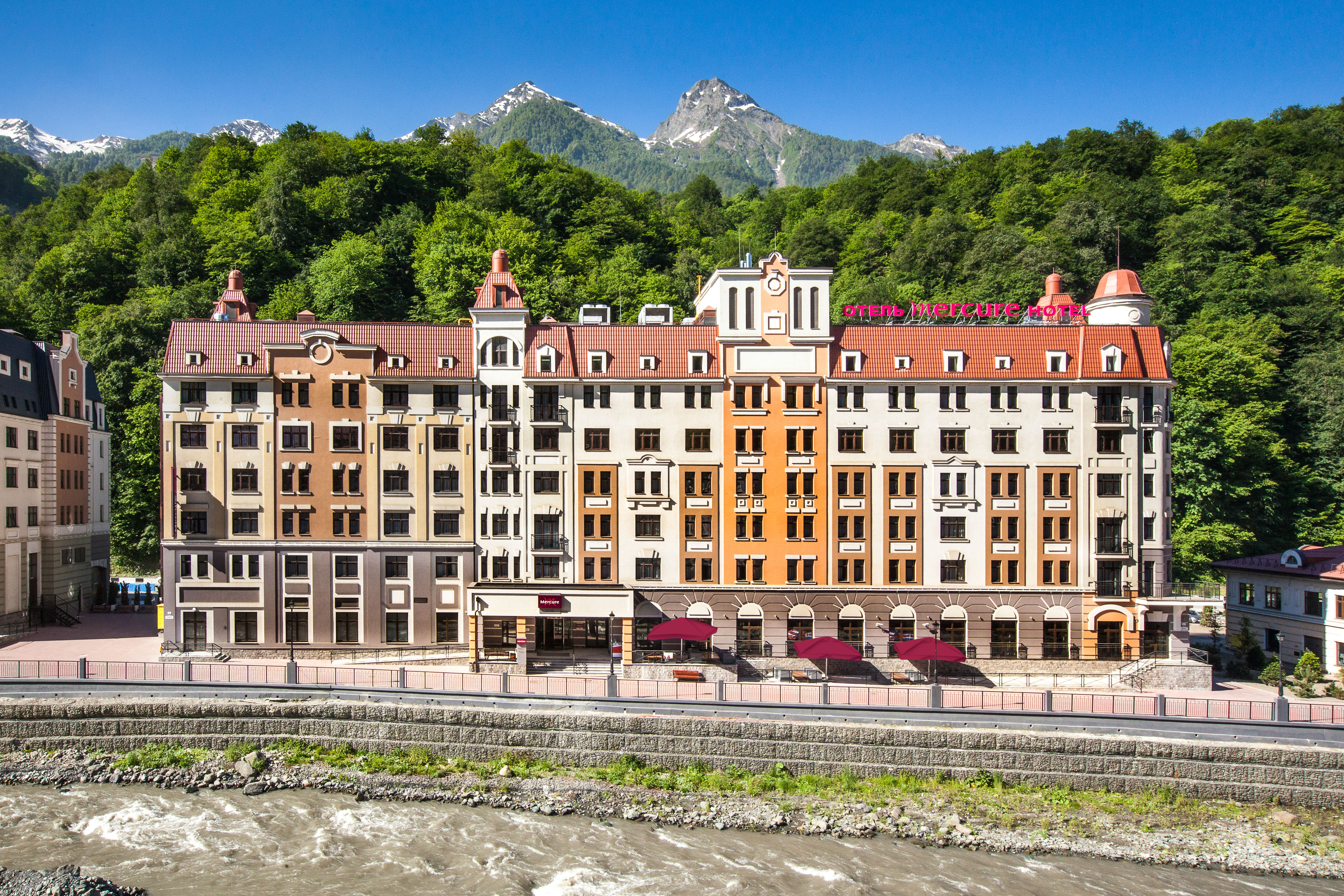 Отель красная поляна. Mercure Rosa Khutor, отель 4*. «Меркюр роза Хутор» красная Поляна. Меркюр отель Сочи роза Хутор. Меркури роза Хутор красная Поляна.