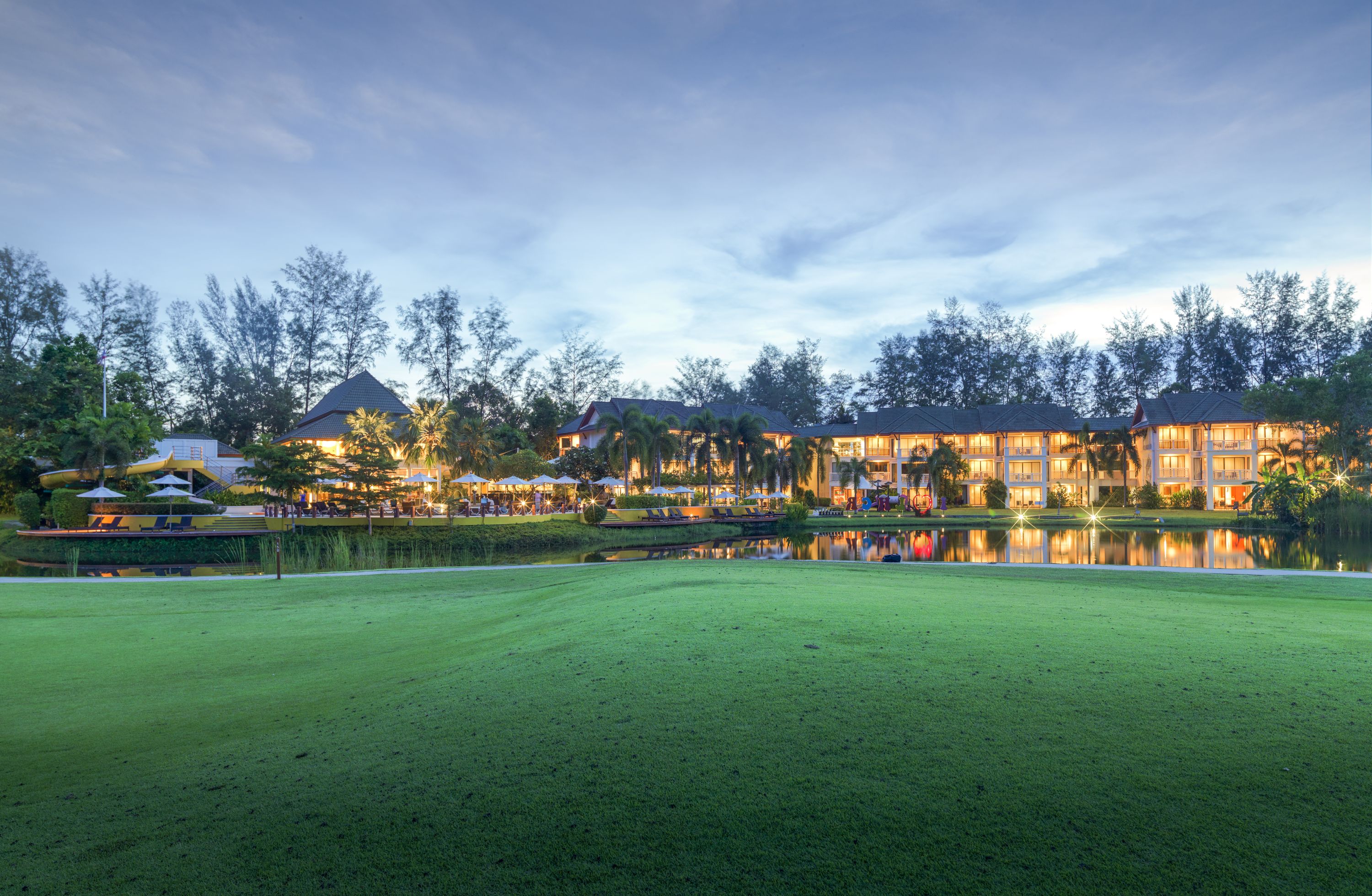 Laguna grove phuket. Лагуна Холидей клаб Пхукет. Golf Club Laguna Phuket. Отель Лагуна парк в Таиланде. Фото частного пляжа отеля Laguna Holiday Club фото.