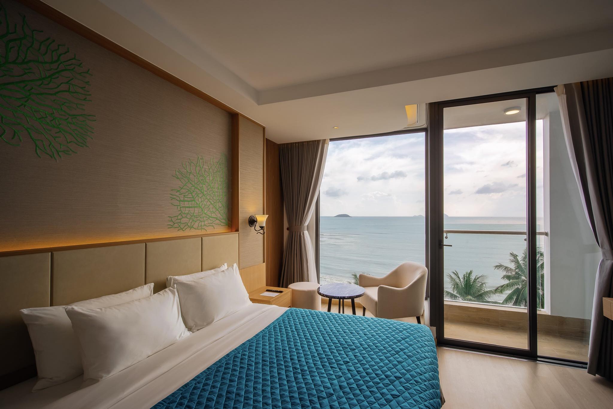 Deluxe sea view перевод. Navada Beach Hotel 4*. Нячанг фото отелей. Ja Ocean view Hotel 5. Sunrise nha trang Beach Hotel & Spa 5*.