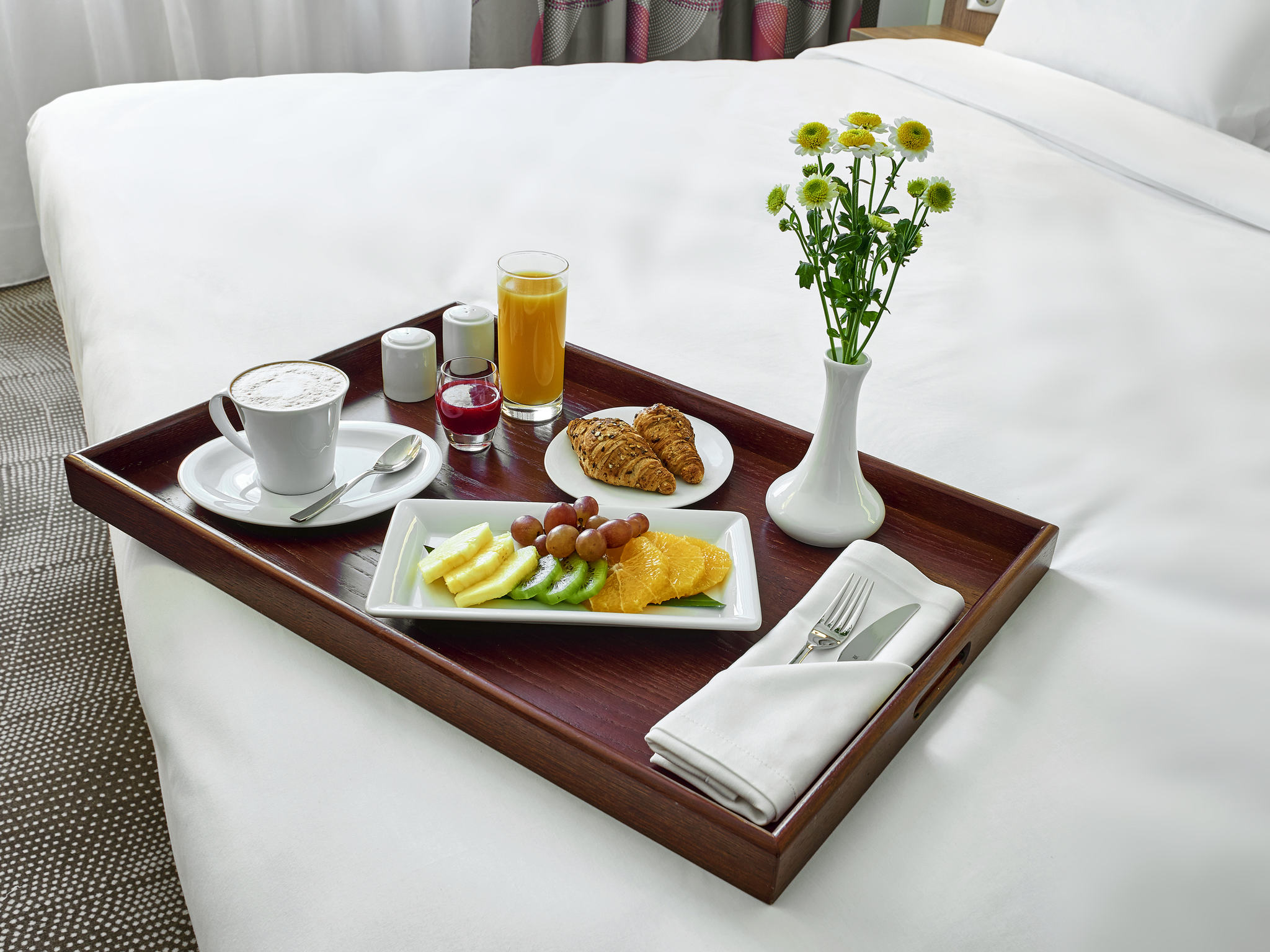 Room service. Новотель Киевская завтрак. Завтраки в Novotel Киевская. Сервировка завтрака в гостинице. Завтрак в номер.