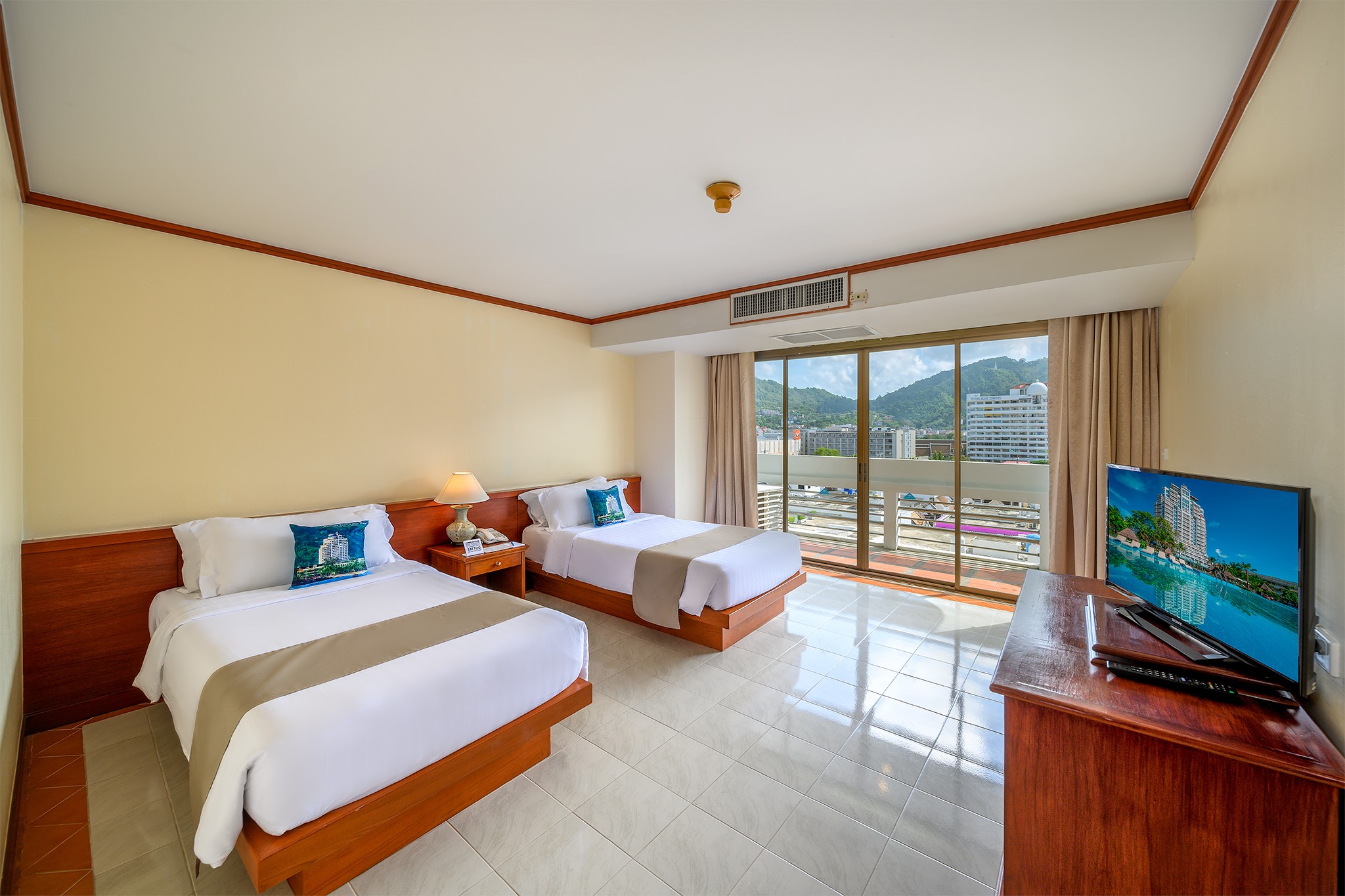 Andaman beach suites. Андаман Бич Сьютс. Andaman Beach Suites 4*. The Andaman Beach Hotel Phuket Patong - Sha Extra Plus. The Andaman Beach Hotel 4*.