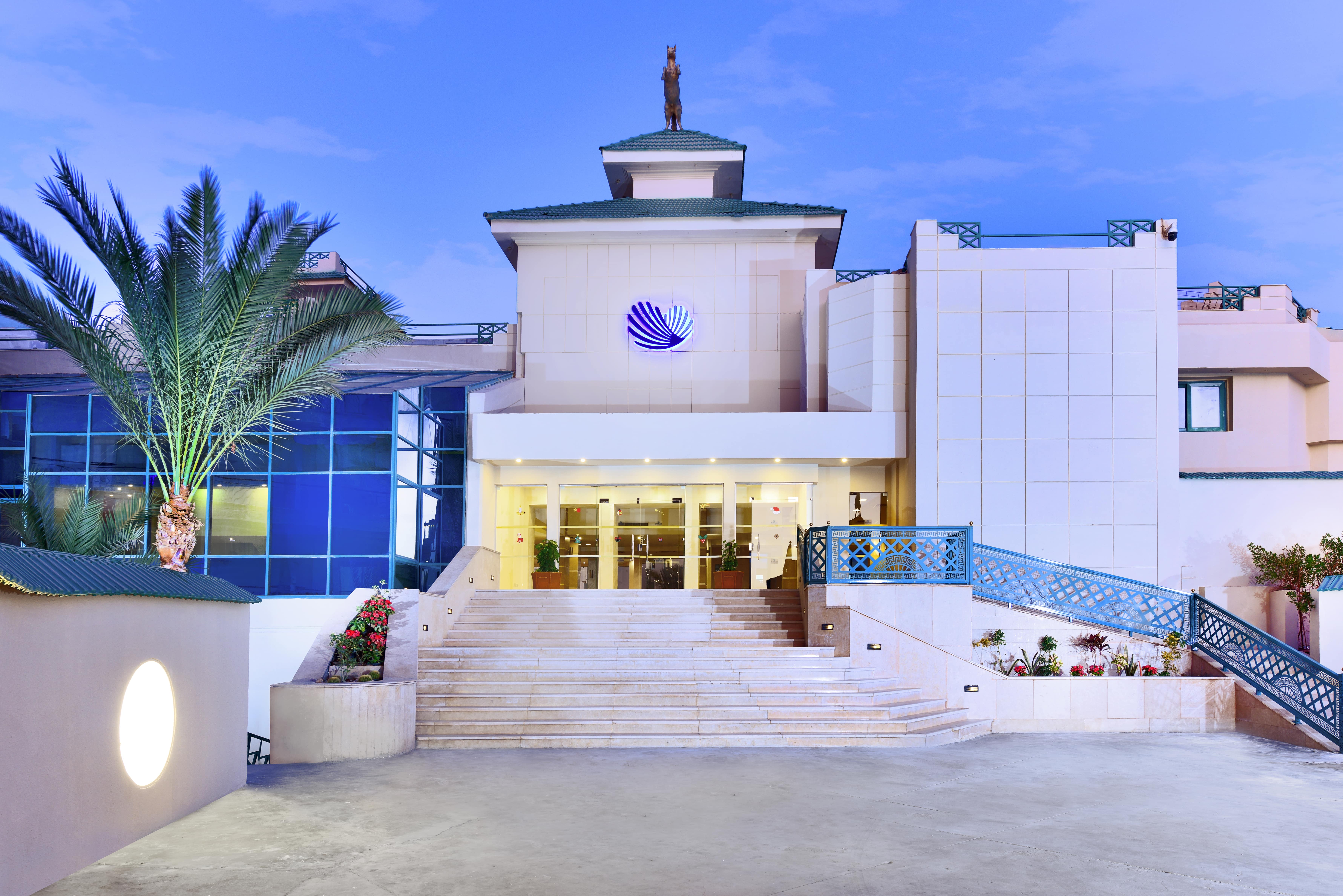 Hotelux Marina Beach Hurghada. Отель Гранд Азур Горизонт в Хургаде. Отель la Rosa Waves Resort 4 Хургада персонал.