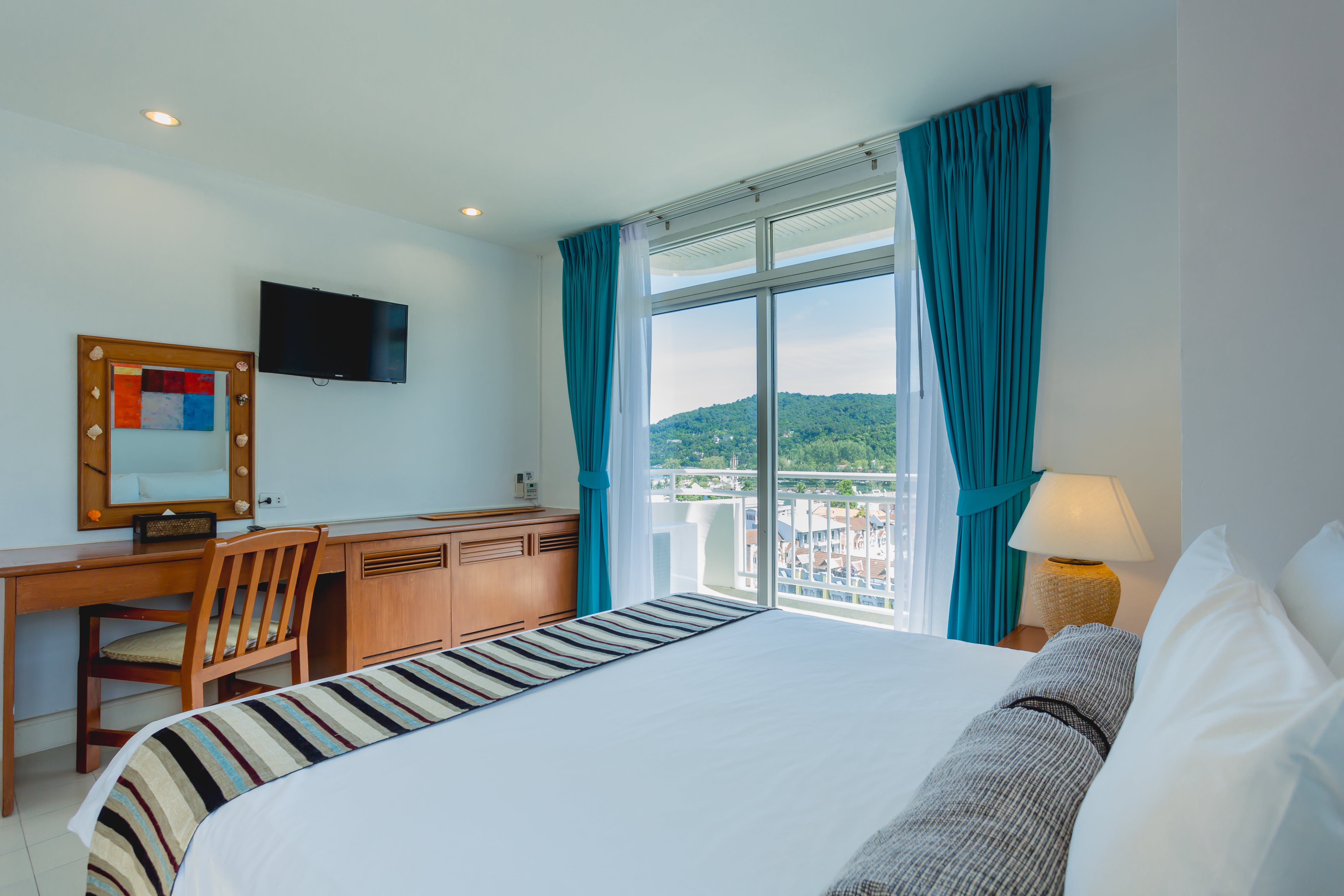 Suites phuket. Waterfront Suites Phuket by Centara. Waterfront Suites Phuket by Centara 4*. Centara Waterfront Suites 4*. The Waterfront Suites Phuket by Centara пляж.