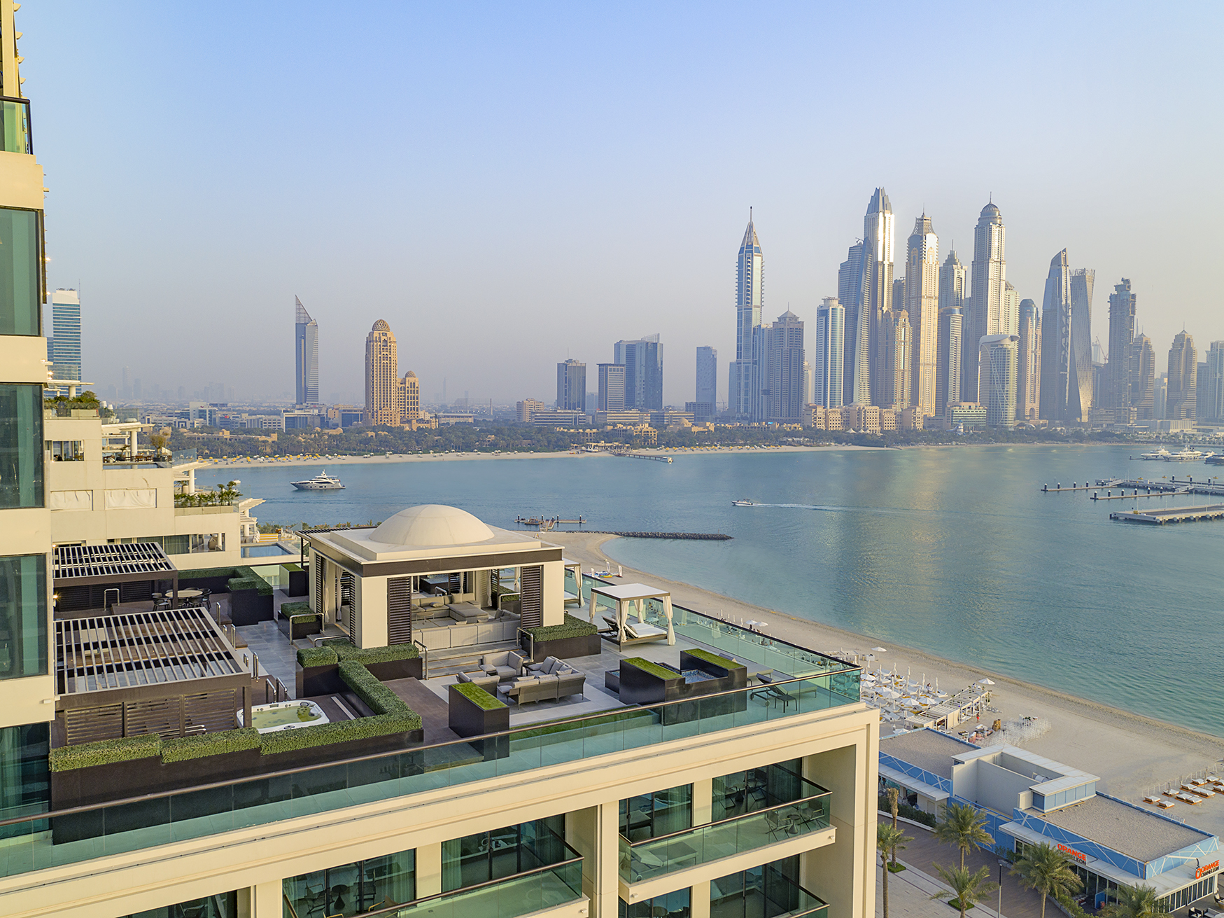 Dubai palm jumeirah 5. Хилтон Дубай Джумейра. Хилтон Пальма Джумейра. Hilton Dubai Palm Jumeirah 5*. Пальма Джумейра Дубай променад.