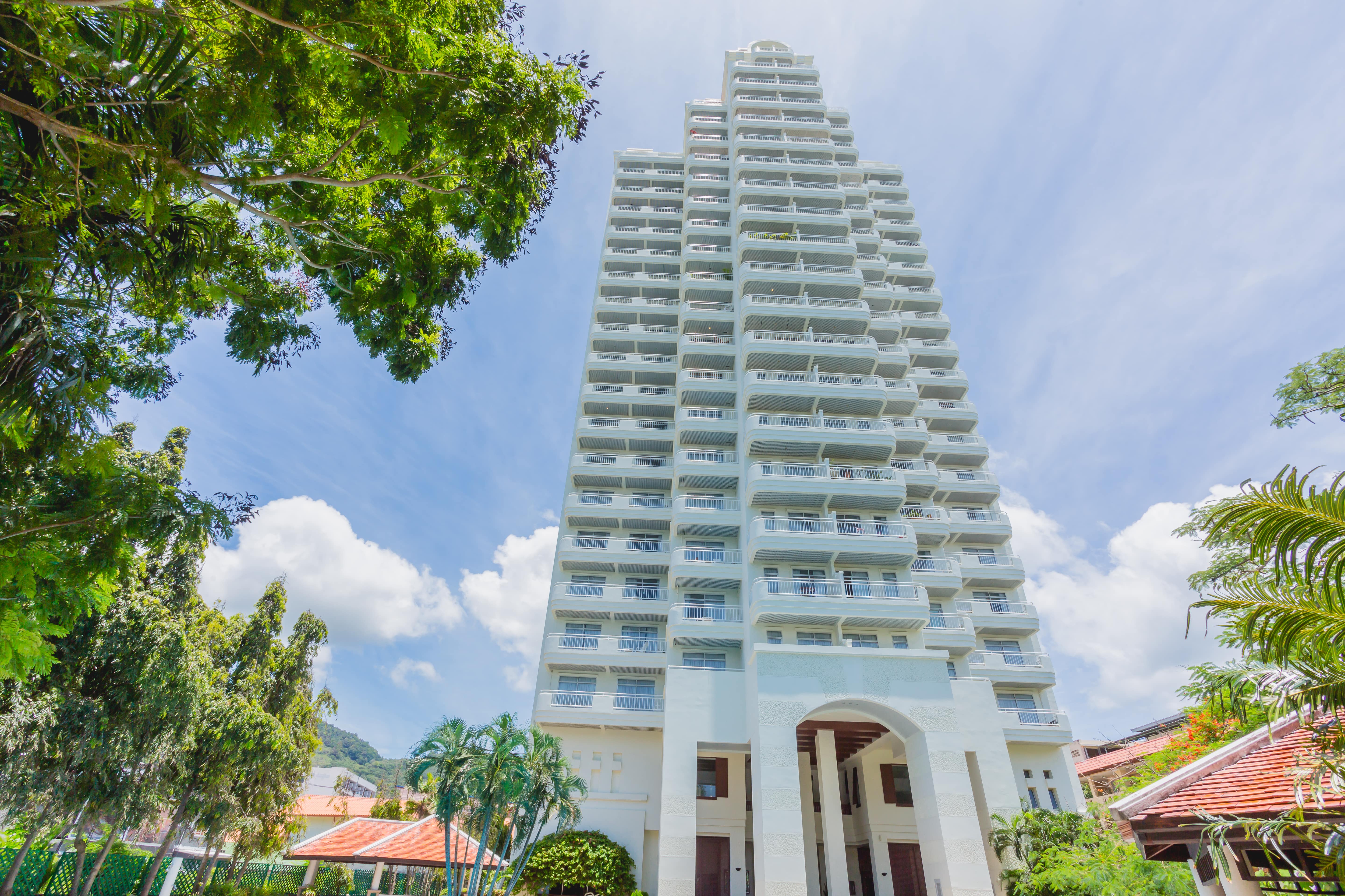 Suites phuket. Waterfront Suites Phuket. Waterfront Suites by Centara. Многоэтажный отель в Таиланде. The Waterfront Suites Phuket by Centara пляж.