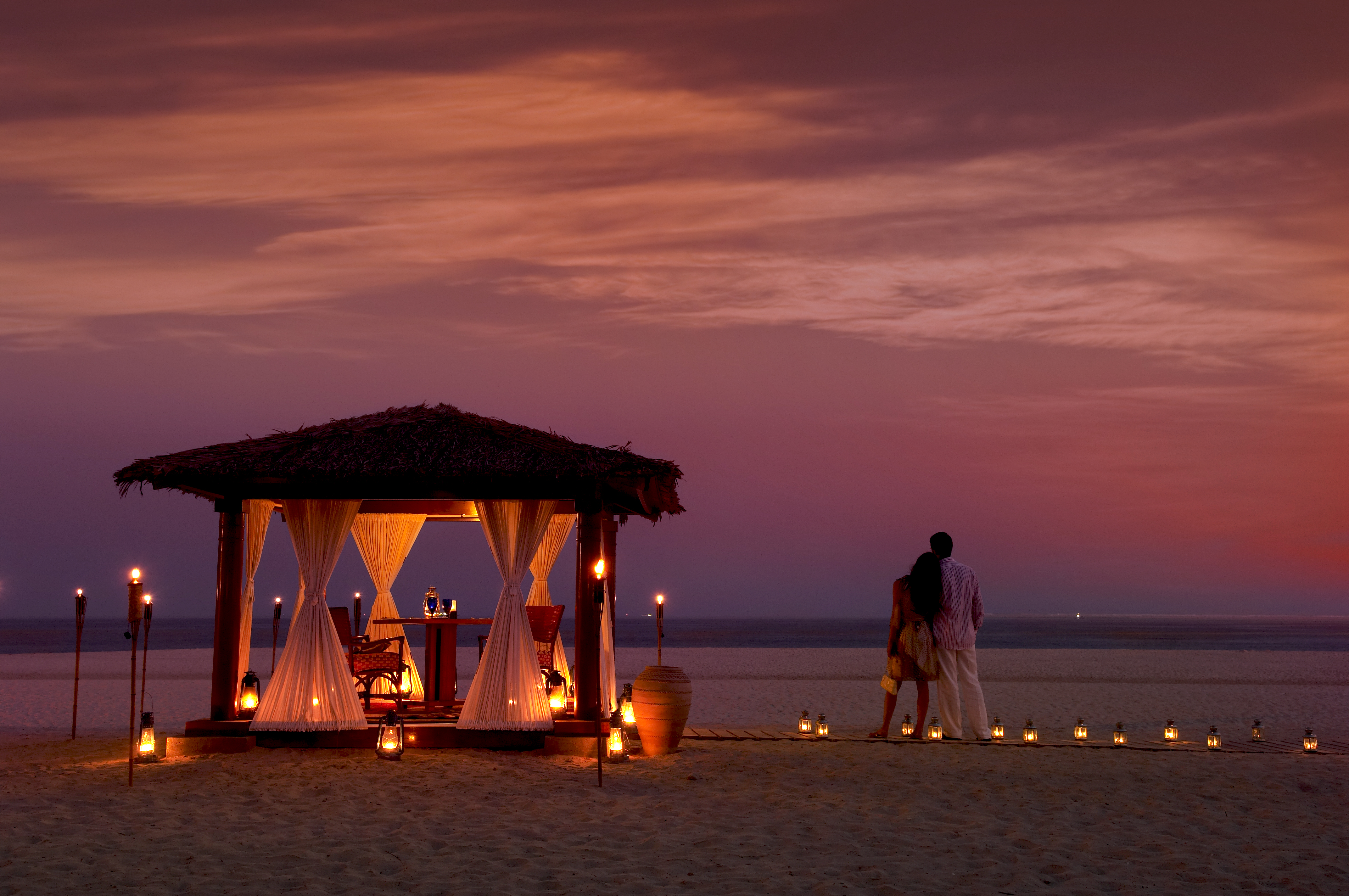 Беседки на пляже. Марокко бунгало. Романтические места. Романтический ужин на берегу океана. Беседка на берегу моря.