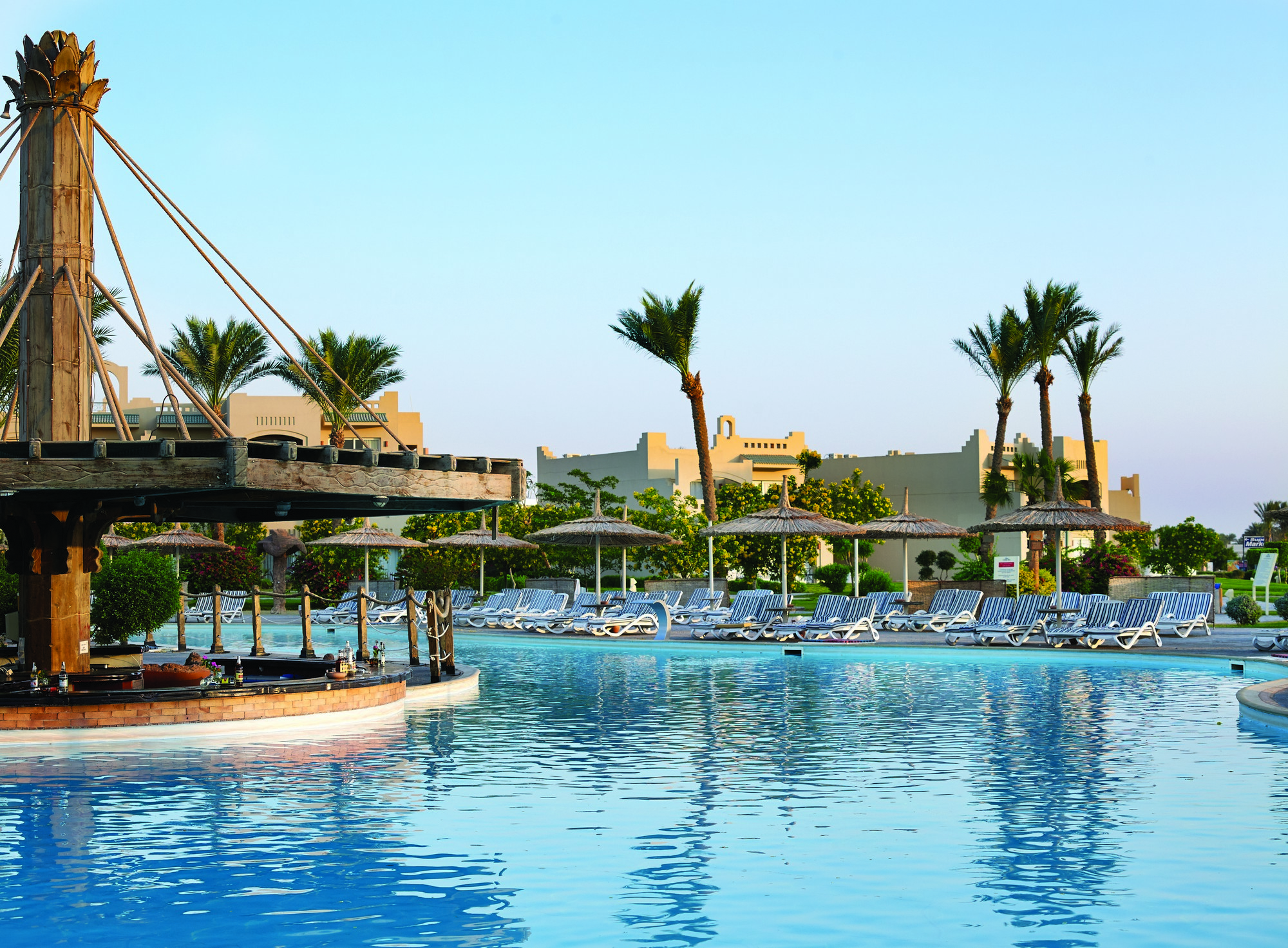 Coral sea water world resort. Отель Coral Sea Waterworld. Coral Sea Waterworld Sharm el Sheikh. Coral Sea Water отель Египет. Корал Ватер ворлд Шарм-Эль-Шейх.