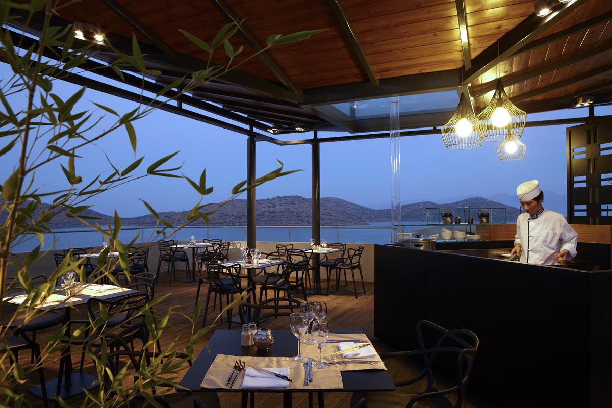 Saffron hotel restaurant. Elounda Blu Hotel. Elounda Blu. Elounda кафе и рестораны. Ресторан Аргонавт в отеле Элунда фото днем.