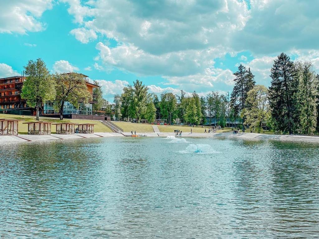 Les villages peresvet by russian seasons. Русские сезоны Пересвет пруд.