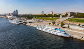 cruise-ship-tourists-on-volga-s270.jpg