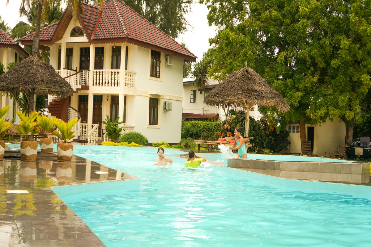 Smiles beach hotel 4*. девушка на пляже. девушка загорает. красивая девушка смеется. загорать на пляже.