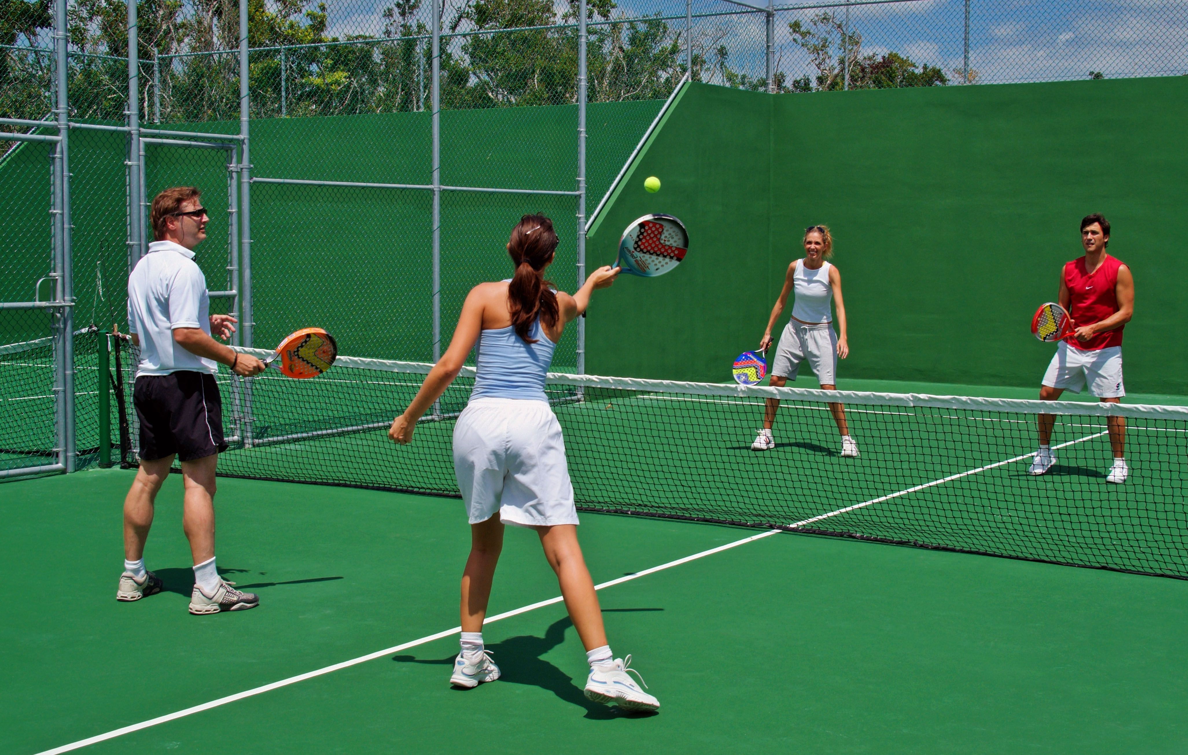 Падл теннис. Падел теннис. Padel Tennis. Маленький теннис на Ривьере. Падл теннис корт купить.