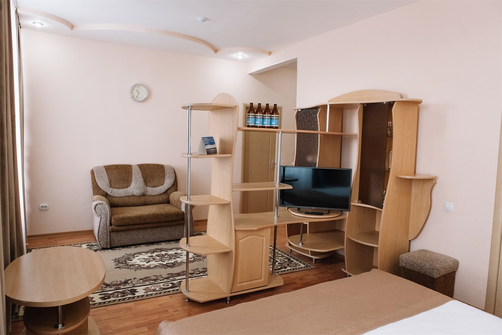 Проект склада с офисом. Уральская, 1. Транстелеком краснодар офис. Творческое светлое пространство со столом для людей. Artlook studio воскресенск.