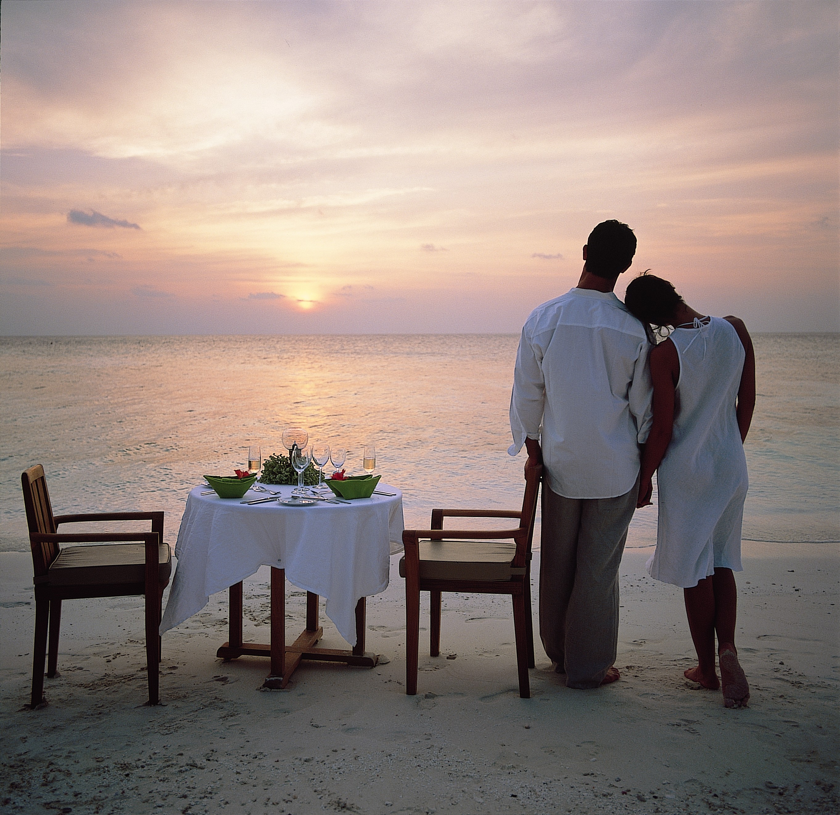 Тур август на двоих. Ангсана Ихуру Мальдивы. Романтический ужин на закате. Свидание у моря. Свидание на берегу моря.