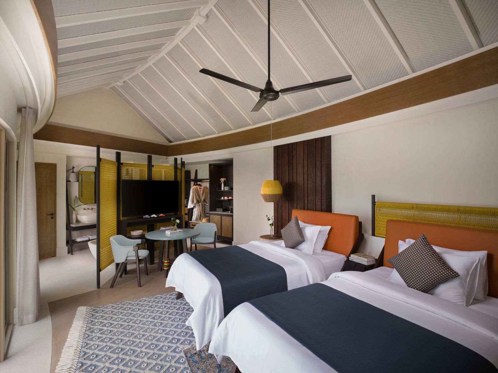 Мальдивы отели 3. Intercontinental maldives maamunagau resort 5*. intercontinental maldives 5*. мальдивы intercontinental отель. intercontinental maamunagau 5*.