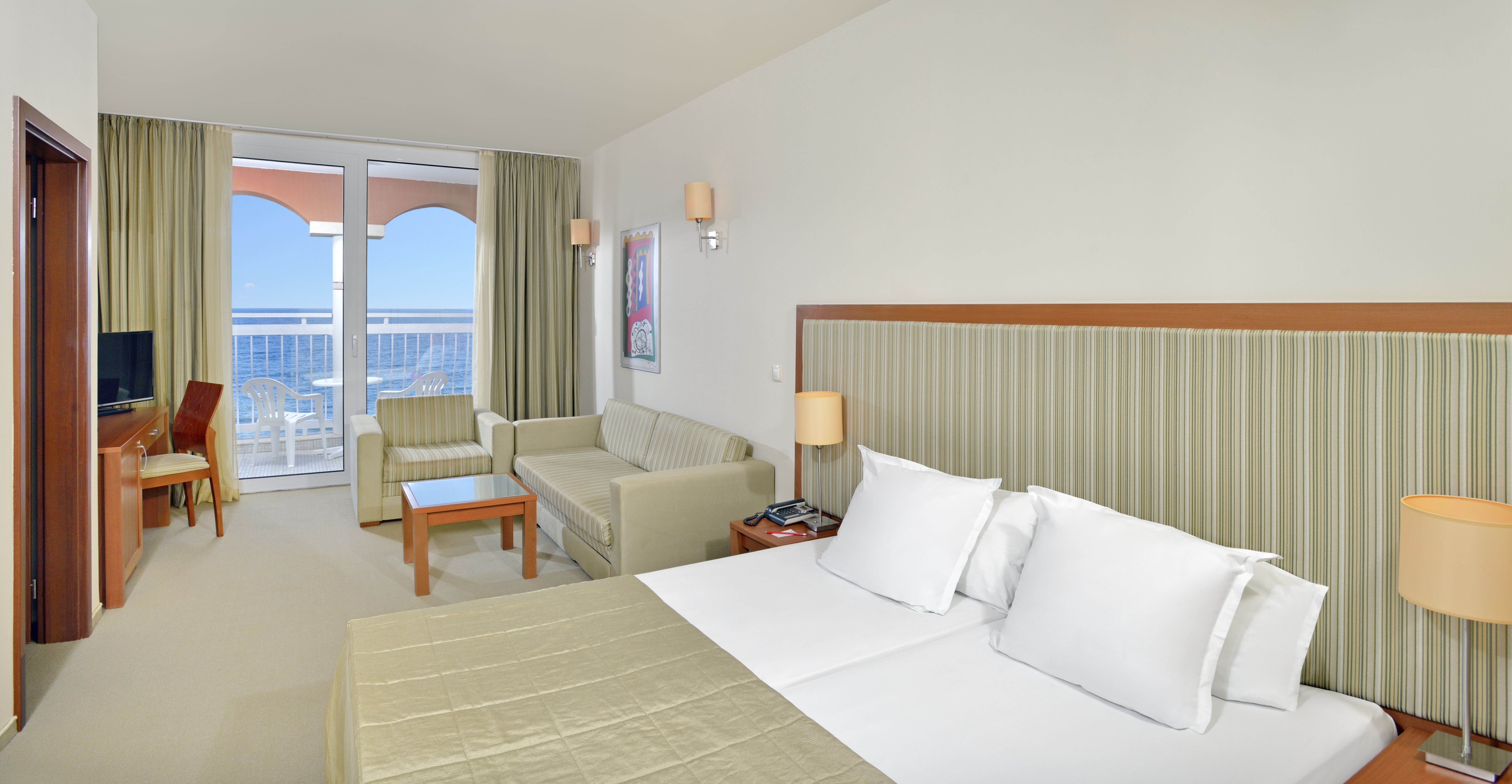 Bay family. Sol Luna Bay Resort 4*. Sol Luna Bay Resort 4 Болгария комнаты. Рассвет Family Suite.