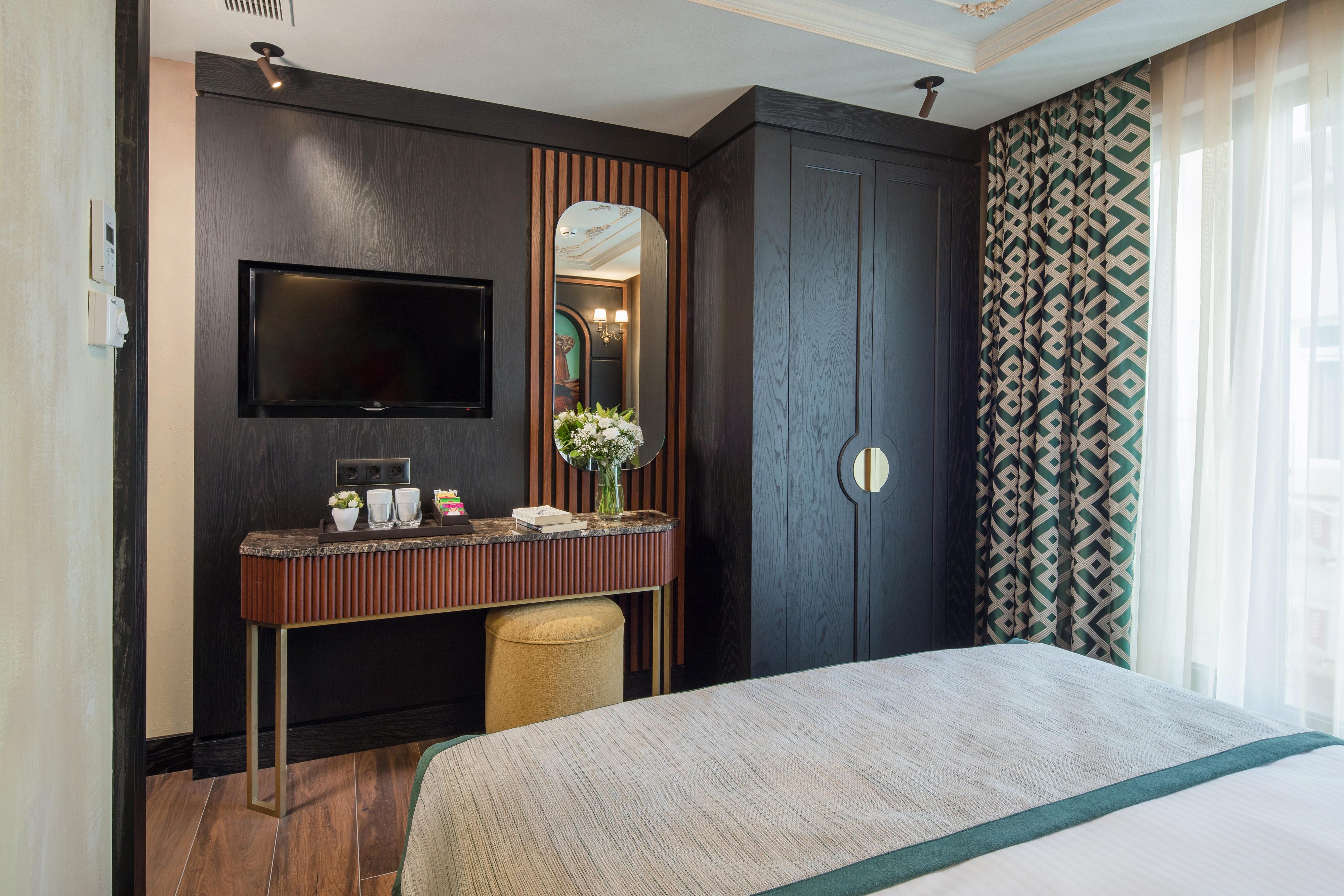 Антис отель стамбул. Tria hotel. Tria hotel istanbul. Отель триа. «hotel tria», сеул.