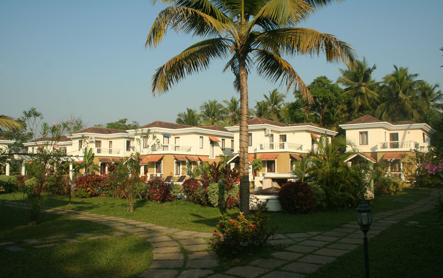 Holiday goa. Нирвана Индия. Вилла Холидей на Гоа фото. Альфа Вайт Резорт. Гоа картинки Нирвана.