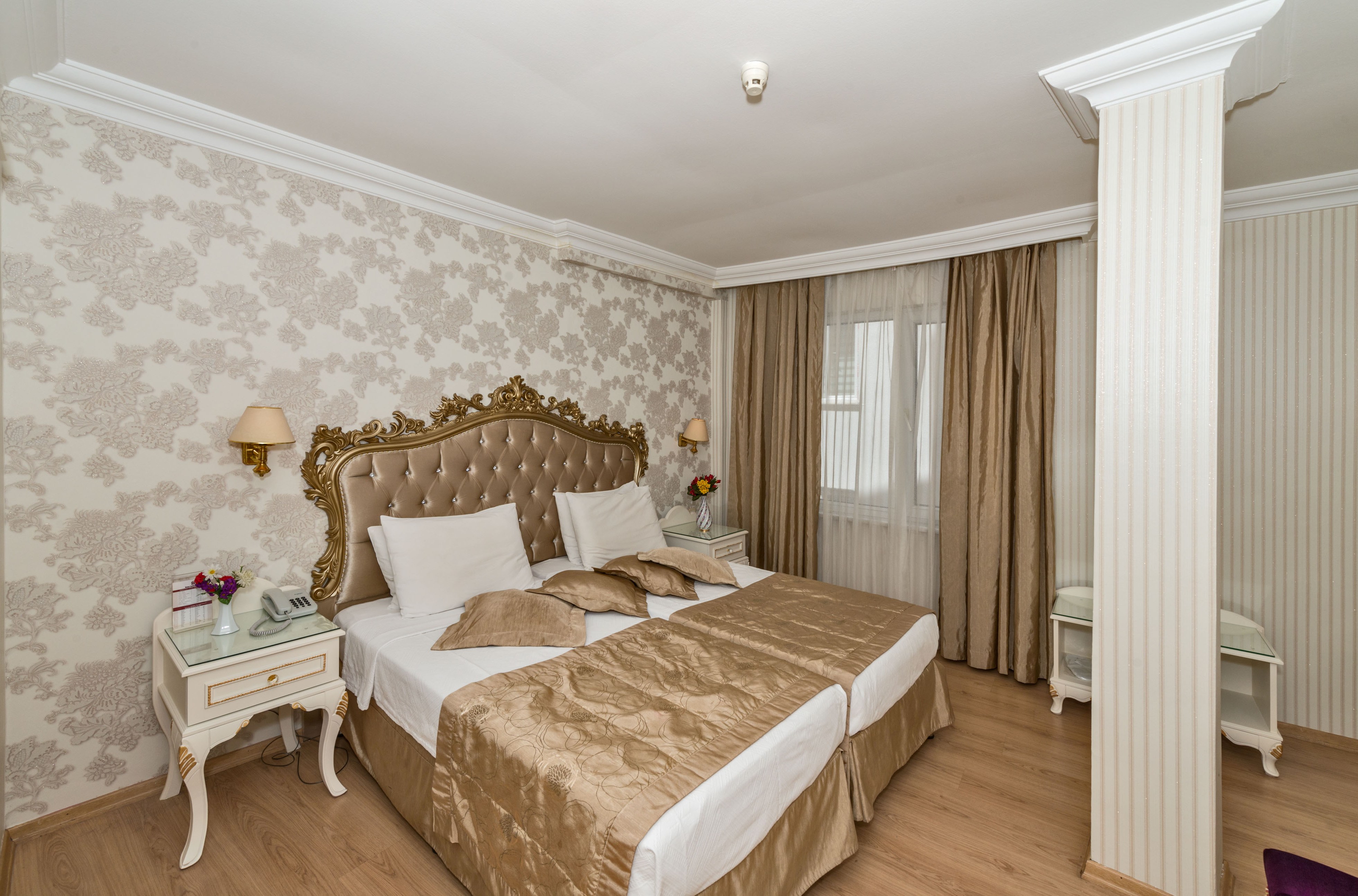 Sophia hotel стамбул. Отель София Турция. Санта София Абхазия отель.