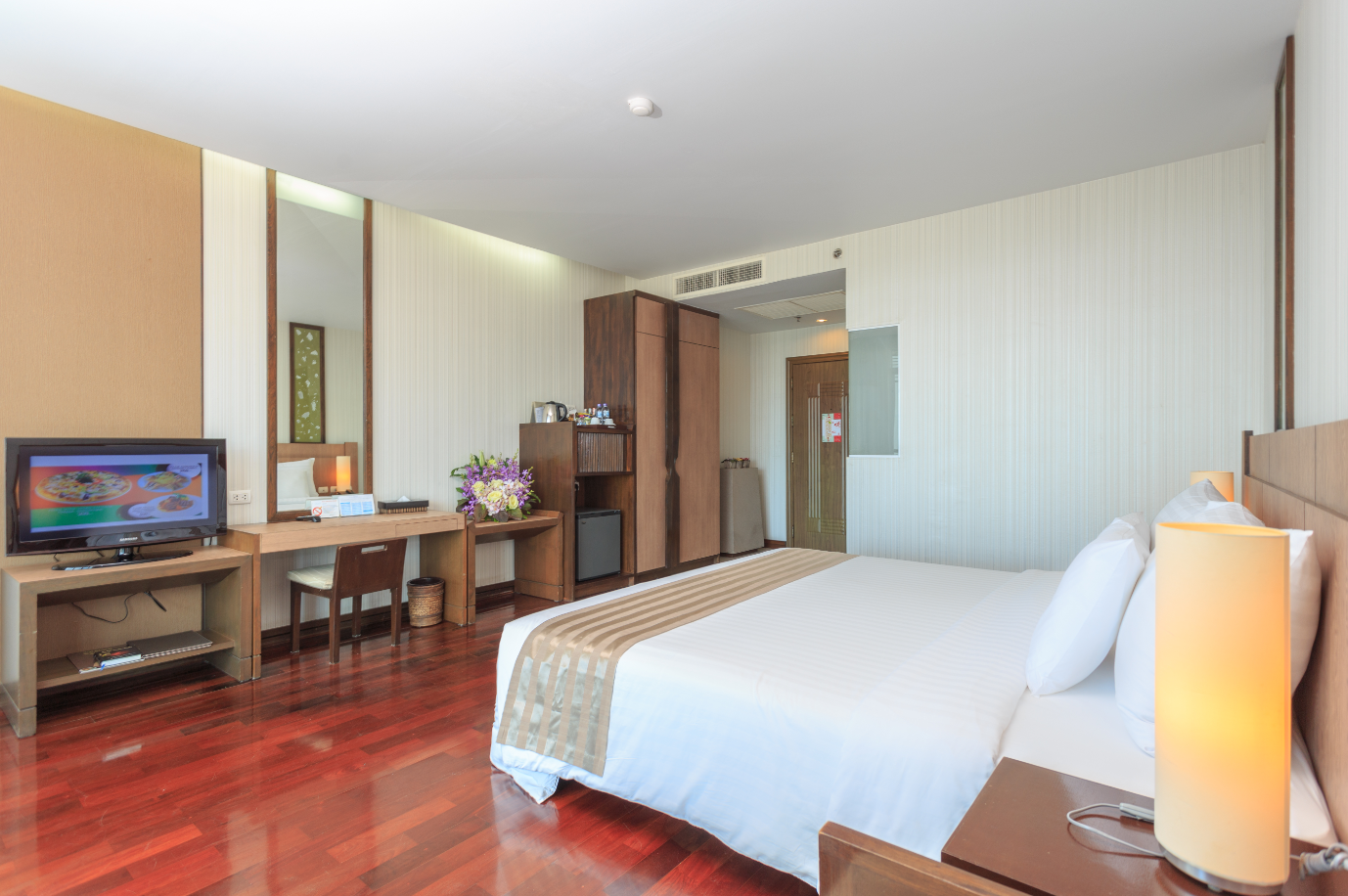 Discovery Beach Hotel 4*. Отель Паттайя Кристал Пэлас номер Супериор. The Pattaya Discovery Beach Hotel Pattaya - Sha Extra Plus.