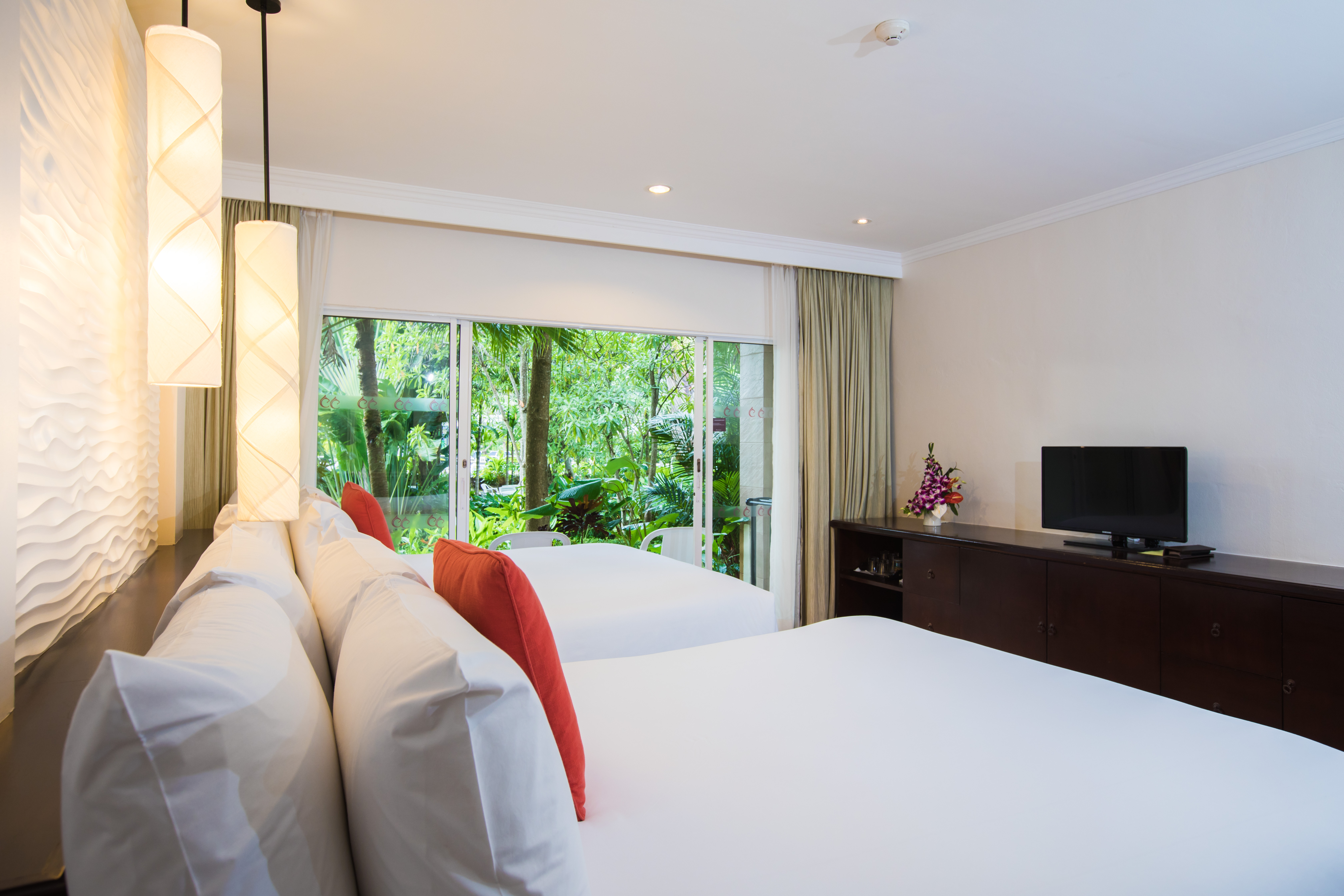 Centara resort phuket. Отель центара Пхукет Карон. Центара Карон Резорт Пхукет 4. Centara Karon Resort Phuket 4 пляж. Центара Карон номера.