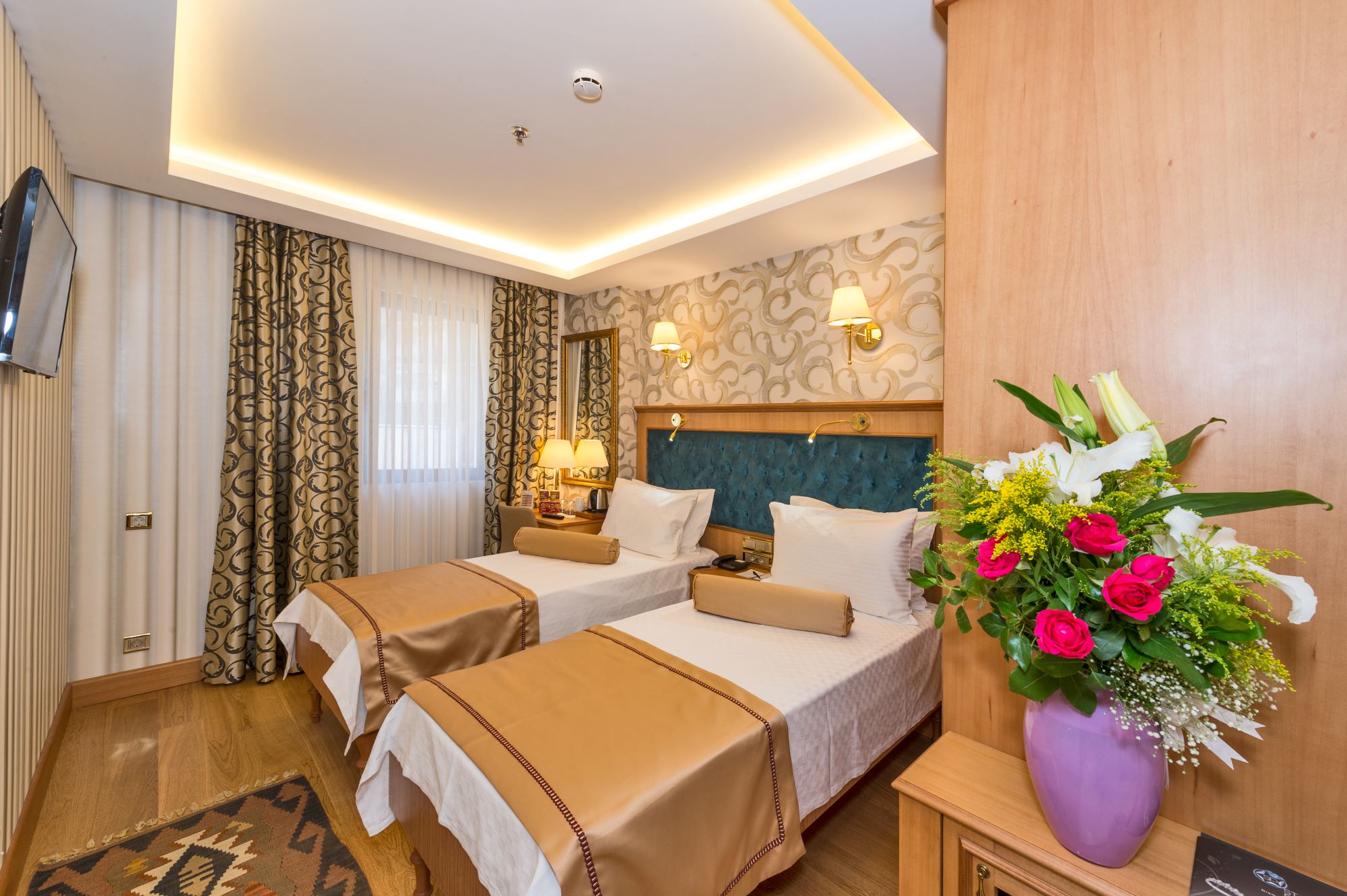 Отзывы отель golden. Отель Голд Стамбул. Graziella Gold Hotel 4 Стамбул. Aprilis Hotel 4*. Aprilis Gold Hotel 4*.