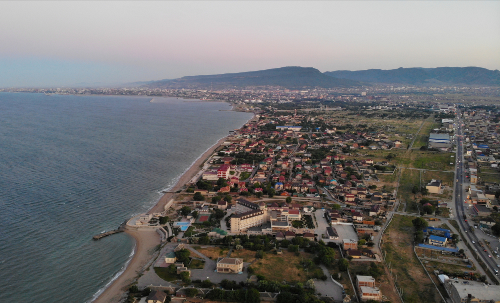 Туры в махачкалу на море. Махачкала горы и море. Махачкала обзорная экскурсия. Курорты Дагестана. Курортные города Дагестана.