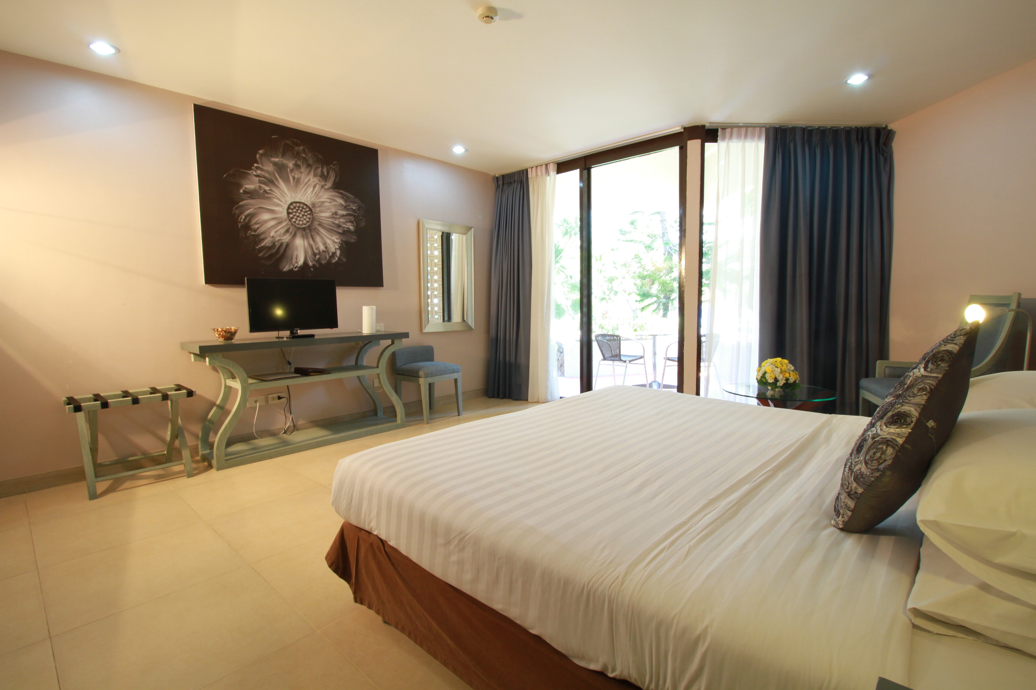 Pattaya room. Отель Тропикана Паттайя. Паттайя Таиланд отель Тропикана. Tropicana Pattaya Hotel 4 Pattaya. Паттайя Таиланд отель 2 звезды комната.