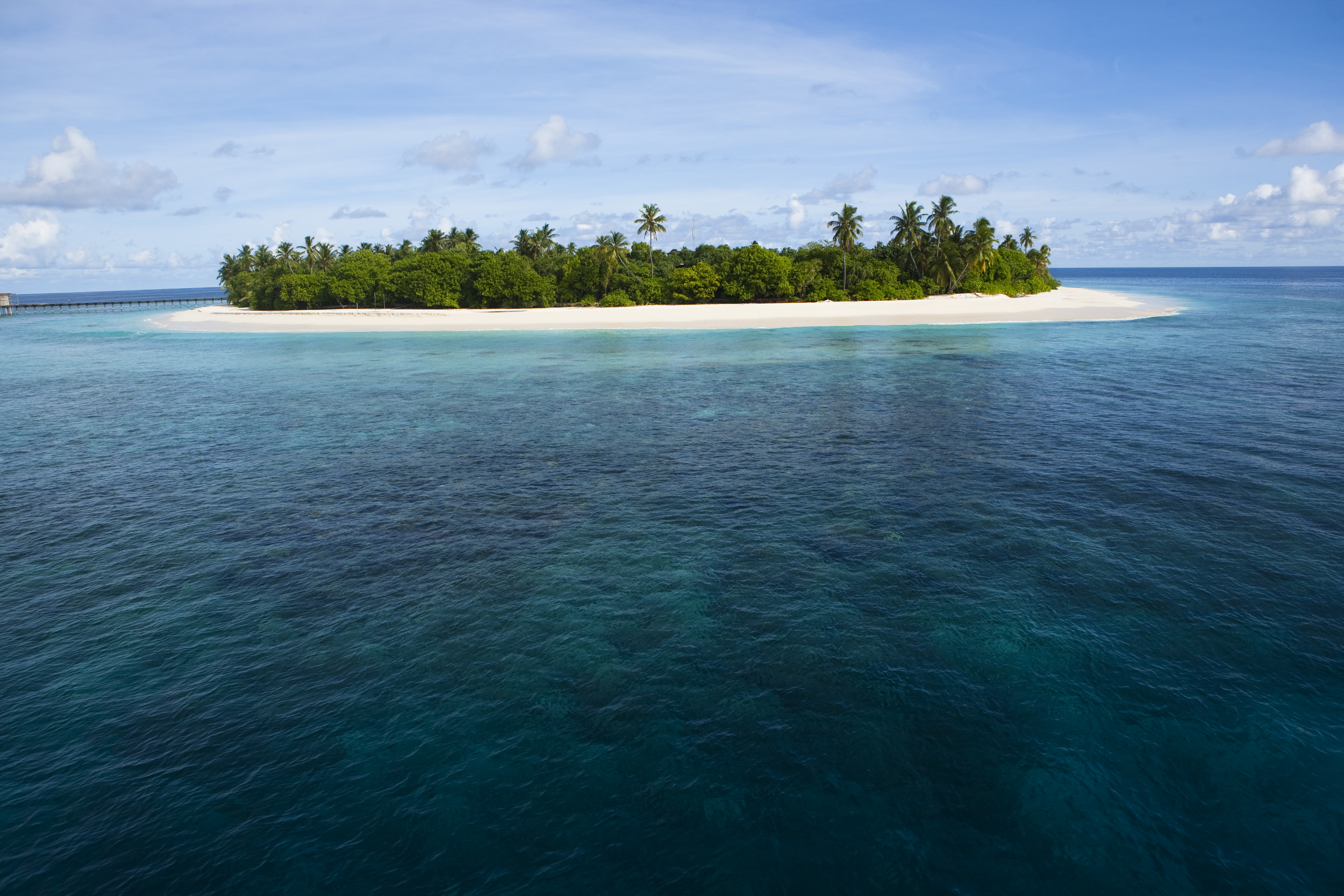Про море остров. Море Мальдивы. Остров в океане. Острова и море. Остров посреди моря.