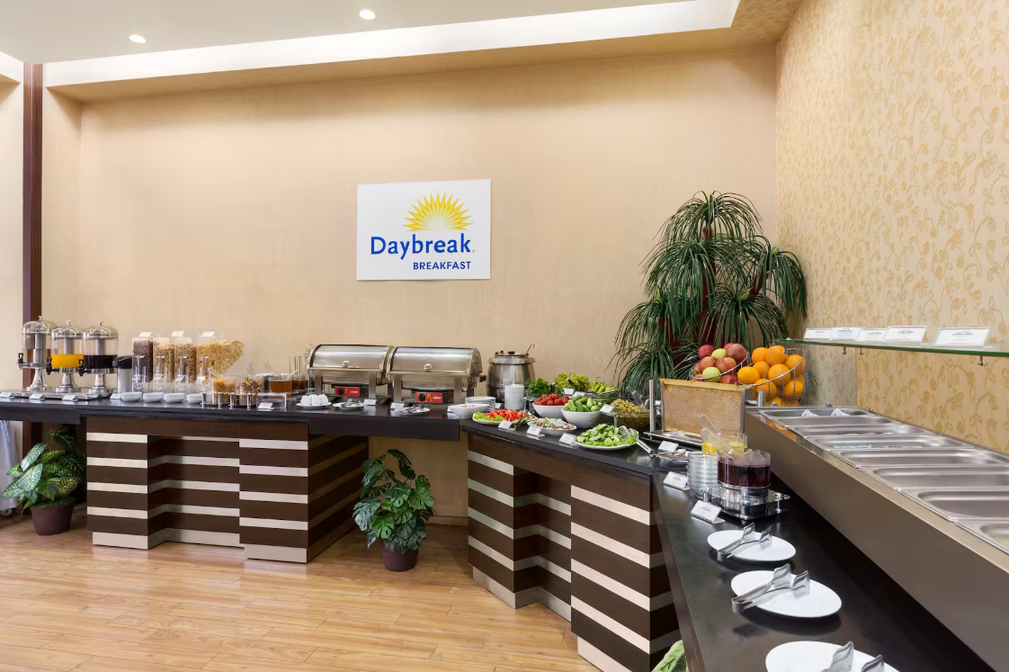 Wyndham baku hotel. Days Hotel by Wyndham. Отель Wyndham в Баку. Бизнес зал Баку. Days Hotel Baku.