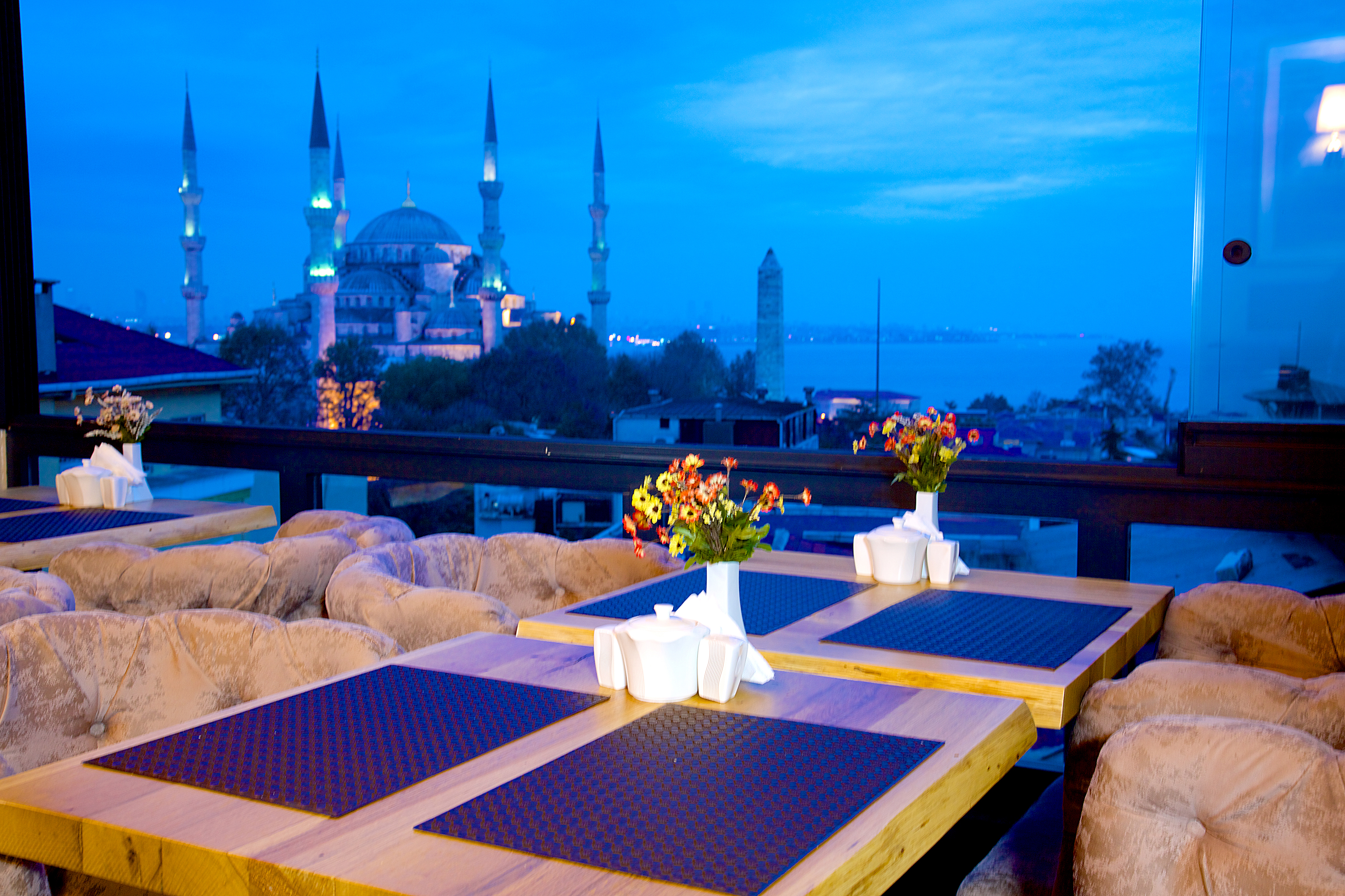 Звезды в стамбуле. Отель Султанахмет в Стамбуле. Istanbul Hotel Стамбул. Перула отель Стамбул. Evsen Hotel Стамбул терраса.