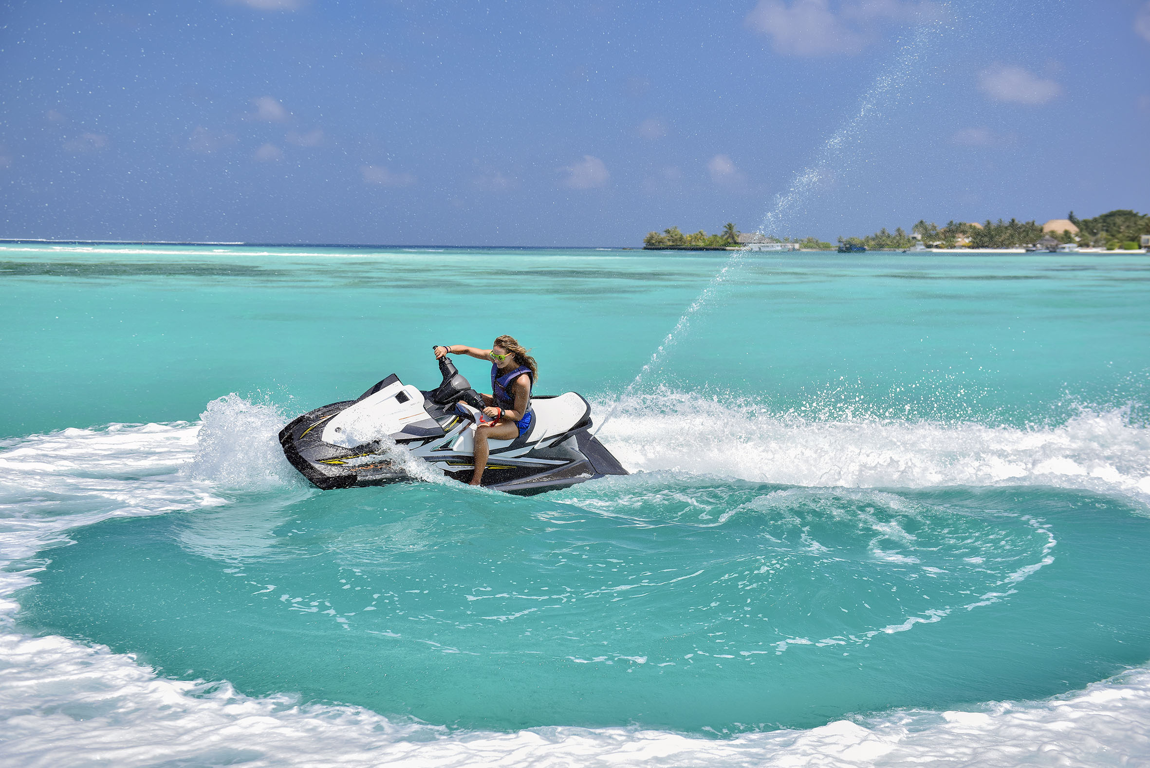 Гидроцикл развлечение. Джетски Мальдивы. Гидроцикл на Мальдивах. Водный мотоцикл развлечения. Водные развлечения Мальдивы.