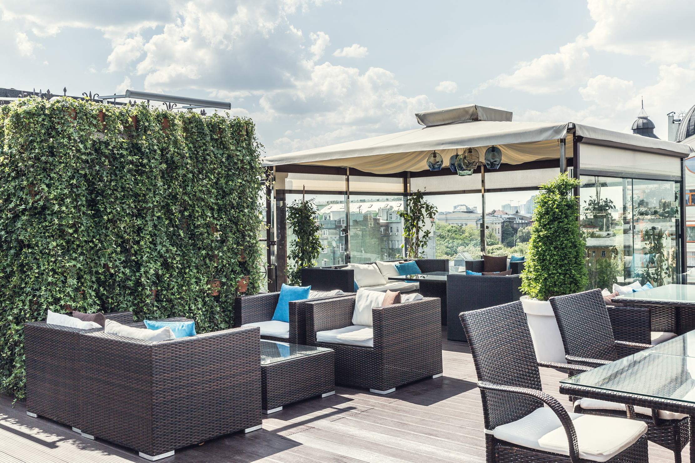 Видовые рестораны с террасой спб. Ресторан Hi so Terrace. Aiki терраса ресторан СПБ. So Sofitel Санкт-Петербург терраса. Софитель терраса вид.