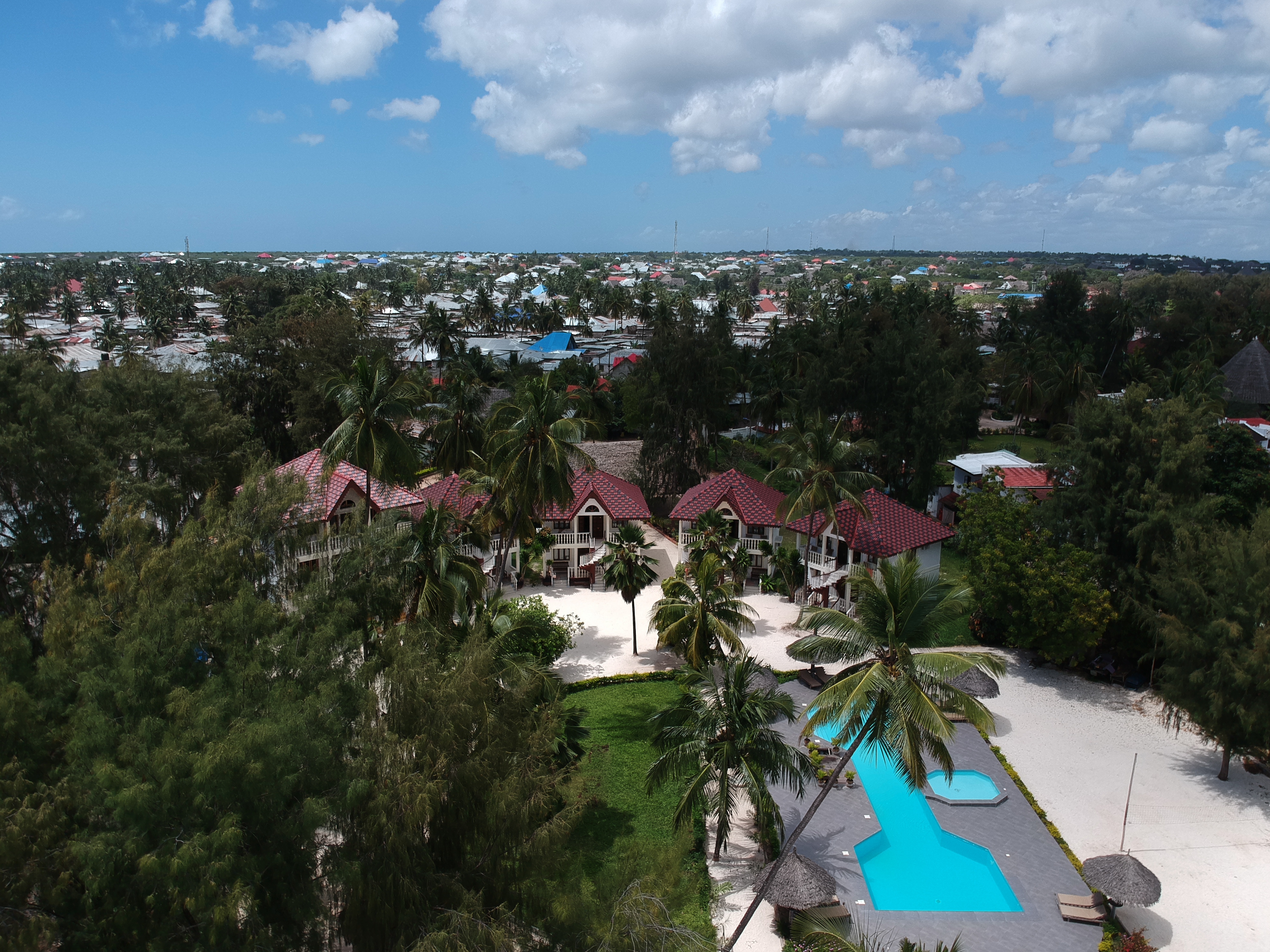 девушка улыбается на море. загорелая девушка улыбается. Smile beach. Smile beach. Smile beach.