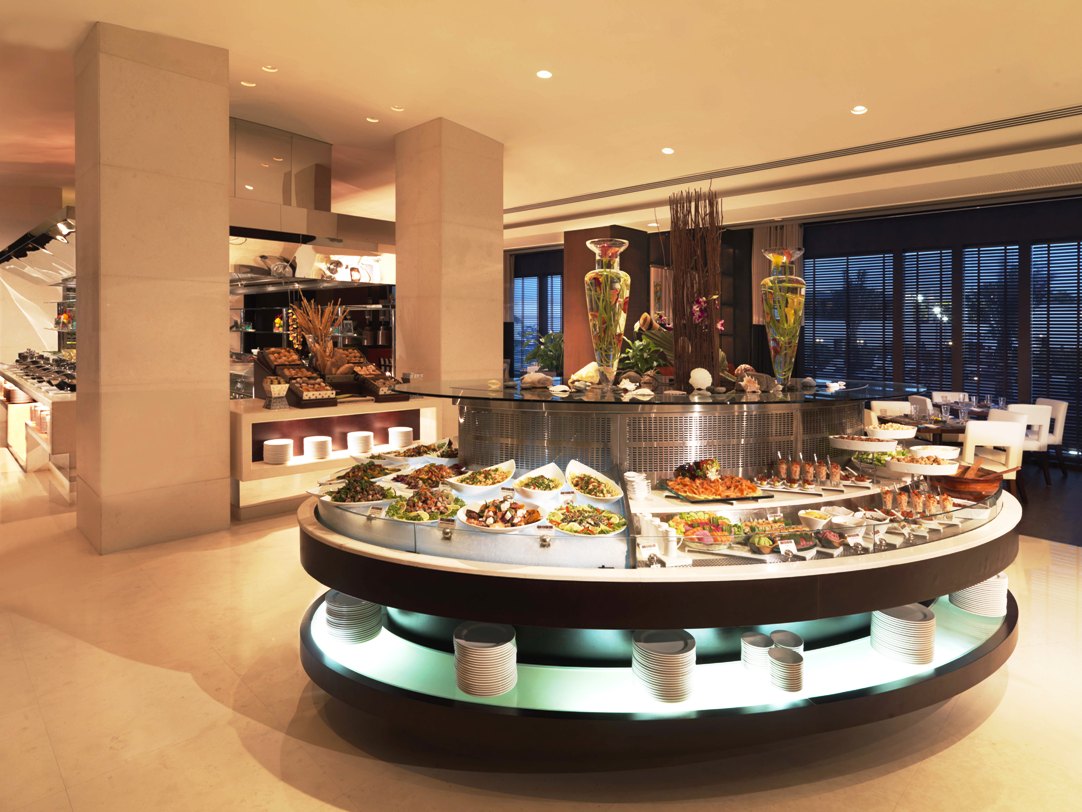 Movenpick grand al bustan dubai. Al makan ресторан Дубай. Movenpick Grand al Bustan Dubai бассейн. Мовенпик Гранд Аль Бустан завтрак. Habtoor Dubai шведский стол.