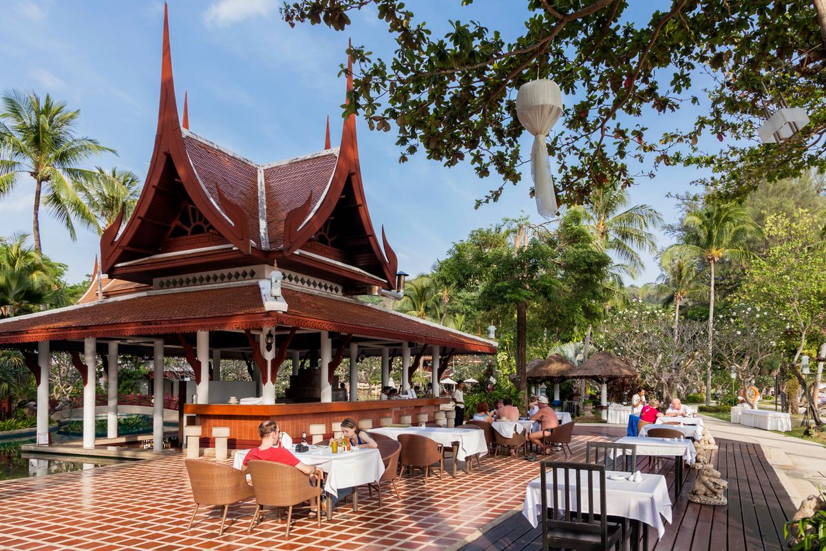 Thavorn village resort. Таворн Бич Вилладж. Отель Таворн Пхукет. Thavorn Beach Village & Spa. Thavorn Beach Village Phuket.