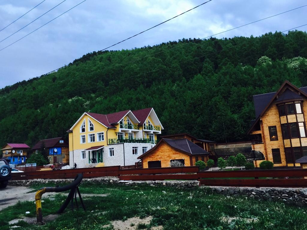 Отель байкал листвянка. Baikal Khan Hotel Листвянка. Гостиница “Baykal Khan Hotel Listvyanka. Листвянка Иркутская область гостиницы. Хан Байкал дист Листвянка.