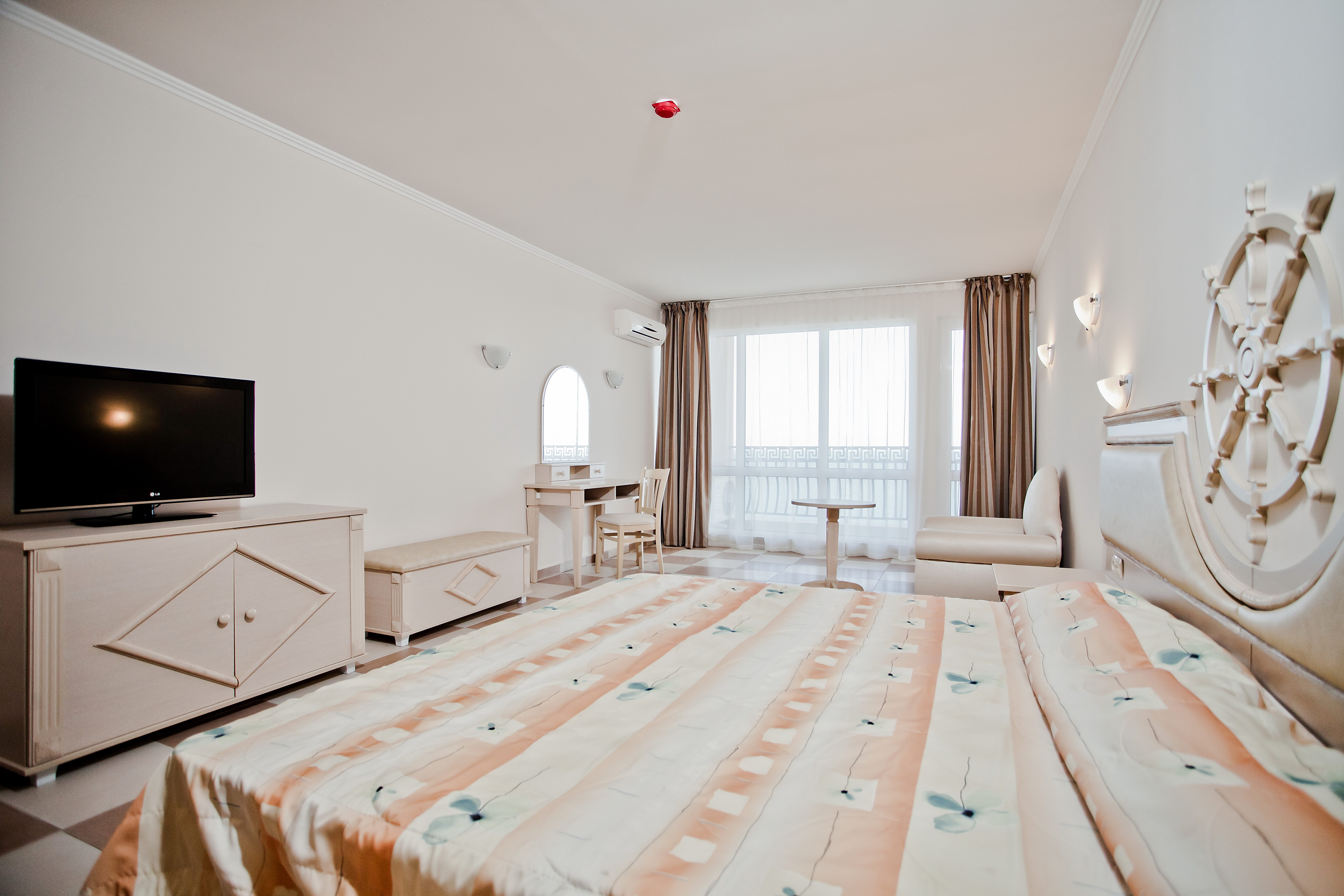 Royal bay. Elenite Royal Bay. Royal Bay (4*), Bulgaria, Elenite. Bulgaria Hotel Royal 4 2019. Мини гольф в отеле Роял парк Елените.