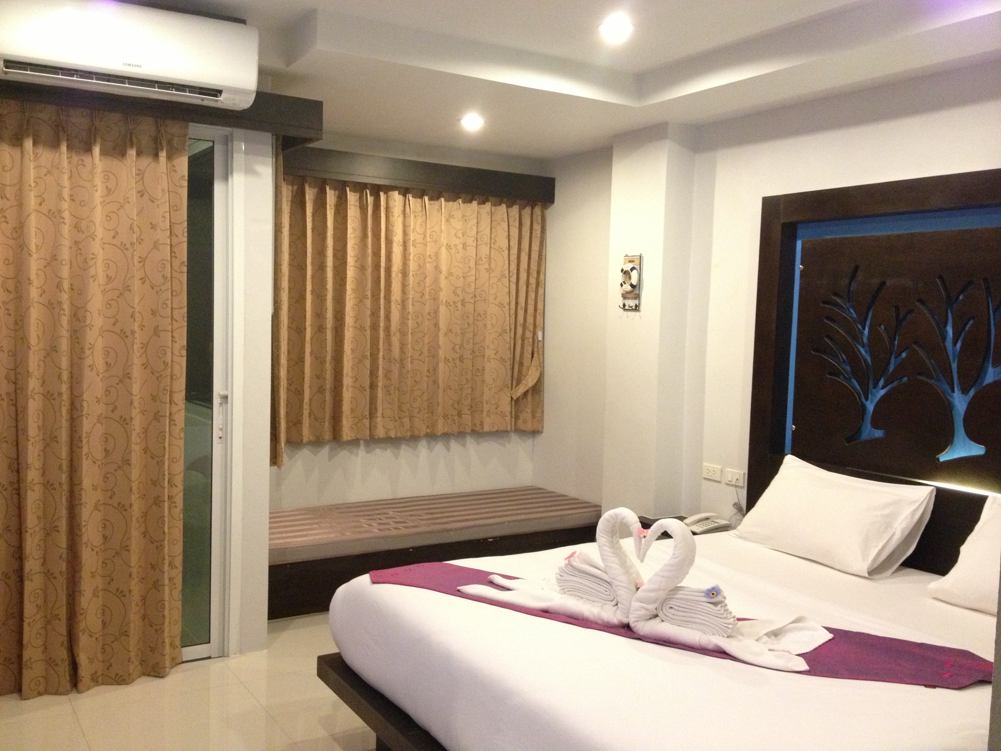 The silk hill patong. Silk Phuket. The Silk Hill Hotel. Silk Hill Hotel 3*. Хилтон Гарден ИНН Пхукет Банг Тао.