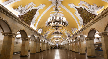 Станция метро Комсомольская