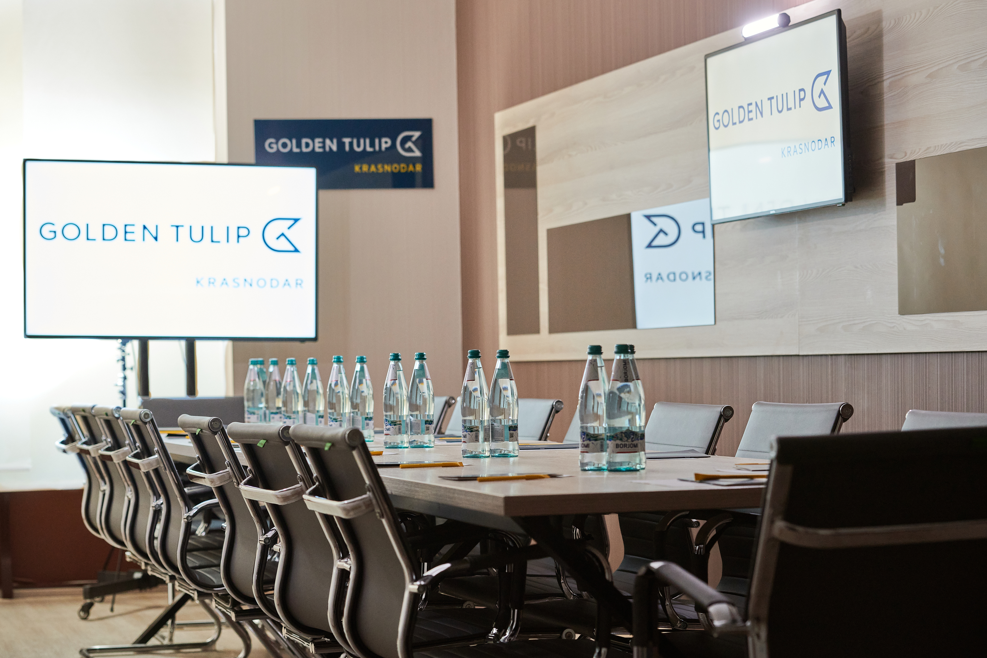 Голден тулип краснодар. Golden Tulip Krasnodar, Краснодар. Golden Tulip Краснодар улица. Golden Tulip Краснодар зал Лувр. Golden Tulip Krasnodar 4* конференц зал.