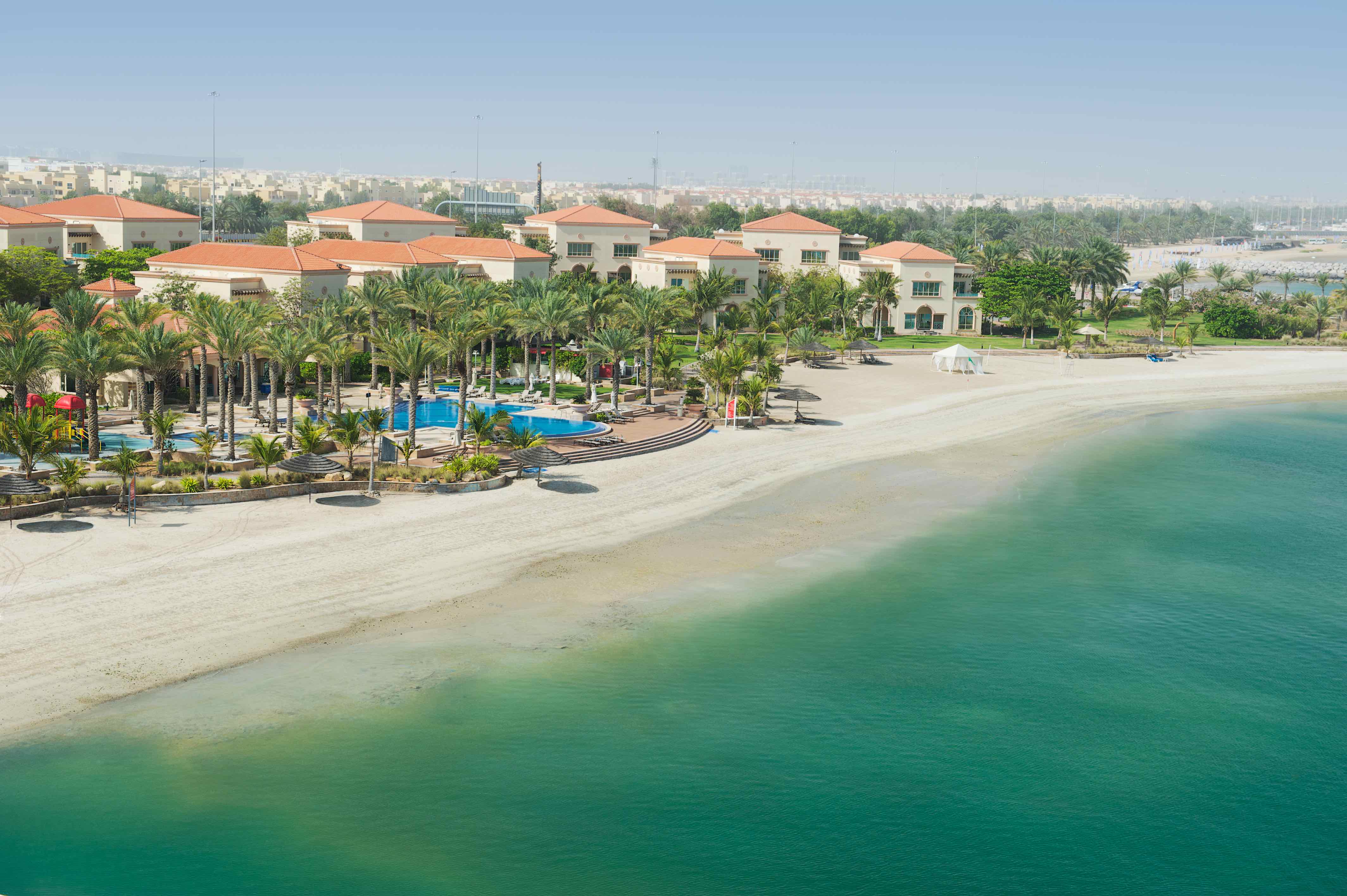 Al raha beach. Аль Раха Бич отель. Al Raha Beach Hotel Абу-Даби. Пляж al Raha Abu Dhabi. Отели в Абу Даби с собственным пляжем.