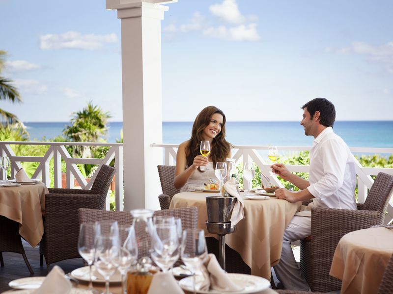 Отели не принимающие мужчин. Barcelo Maya Palace 5*. Еда в отеле Карибы. Премиальный курорт фото с людьми. Отель кушают.