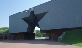  Главный вход в мемориал