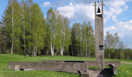Мемориальный комплекс Хатынь - Печные трубы на месте домов
