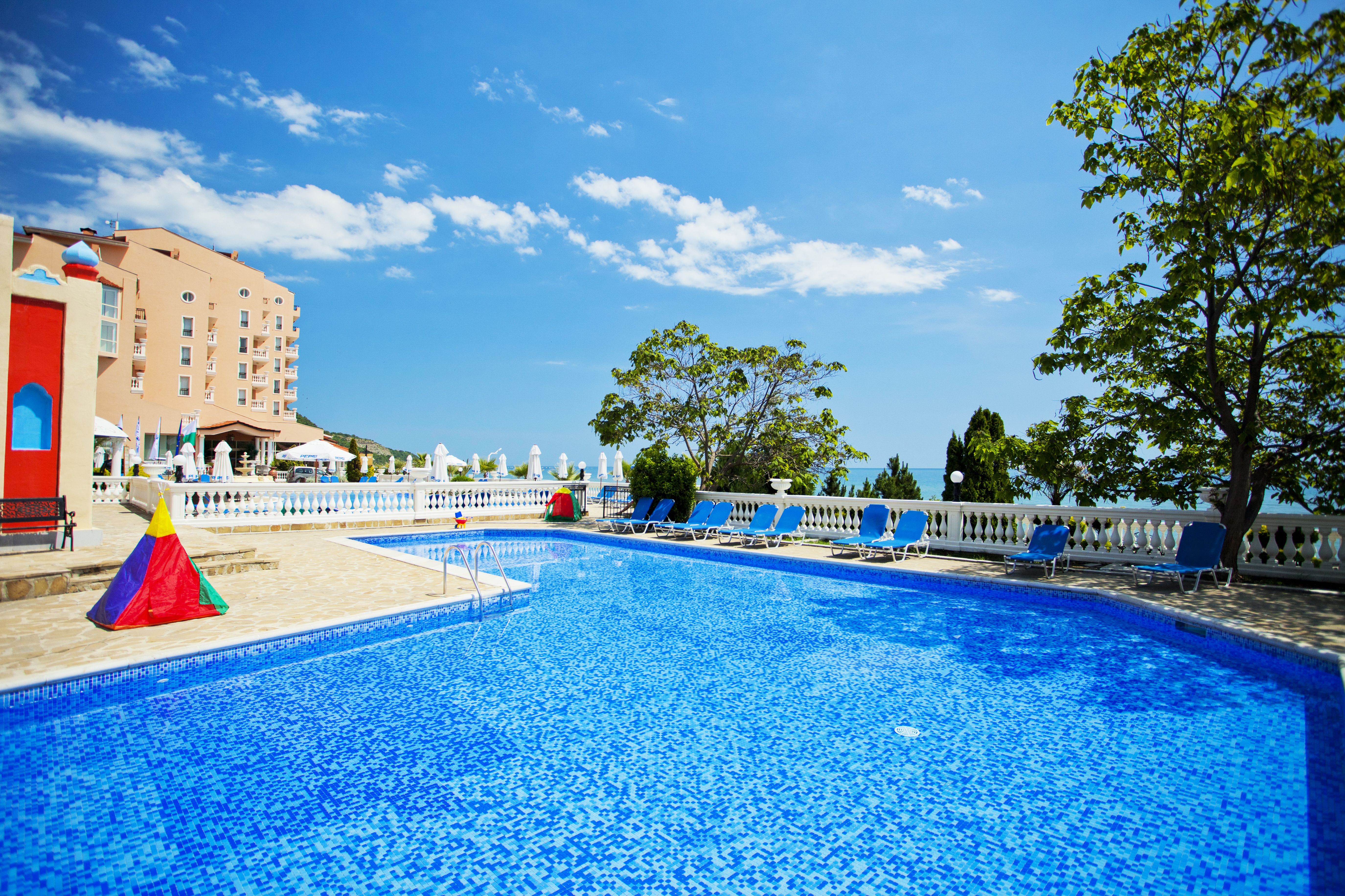 Royal bay. Royal Bay Болгария. Elenite Royal Bay. Bulgaria Hotel Royal 4 2019. Мини гольф Болгария отель Роял парк фото.