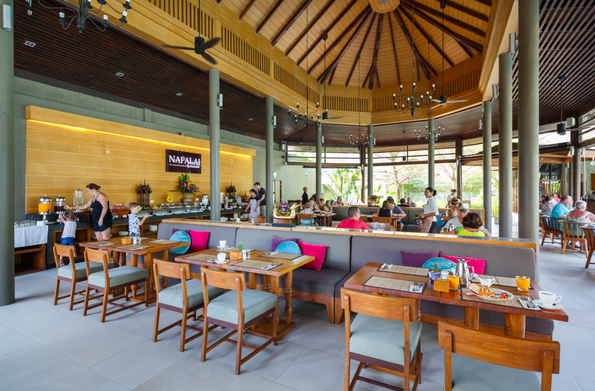 Apsara beachfront resort villa 4. Панабури Бичфронт Резорт. Отель в Тайланде Apsara Beachfront Resort. Paneaburi Beachfront Resort Hotel. Panwaburi Beachfront Resort.